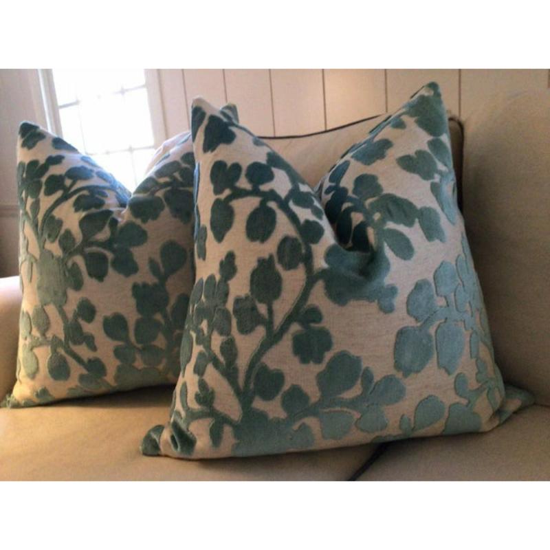 Splendido velluto di lino in rilievo con disegno floreale. BLOSSOM è presentato qui in una tonalità verde acqua. Questi cuscini avranno il velluto Blossom sul fronte e sul retro e saranno forniti come coppia da 22 pollici con inserti in piuma