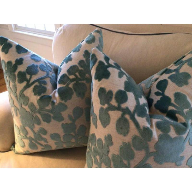 Americano Coppia di cuscini floreali in lino e velluto sollevati Blossom in Teal in vendita