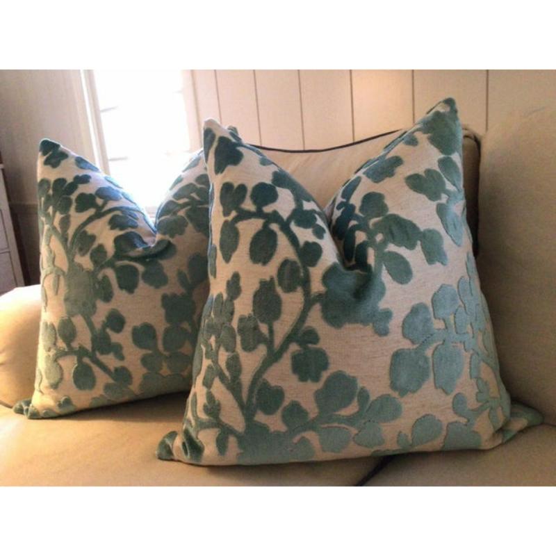 Coppia di cuscini floreali in lino e velluto sollevati Blossom in Teal In condizioni Nuovo in vendita a Winder, GA