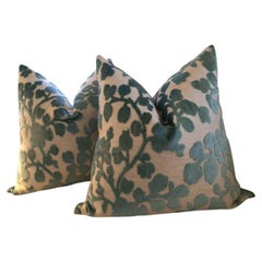 Coppia di cuscini floreali in lino e velluto sollevati Blossom in Teal