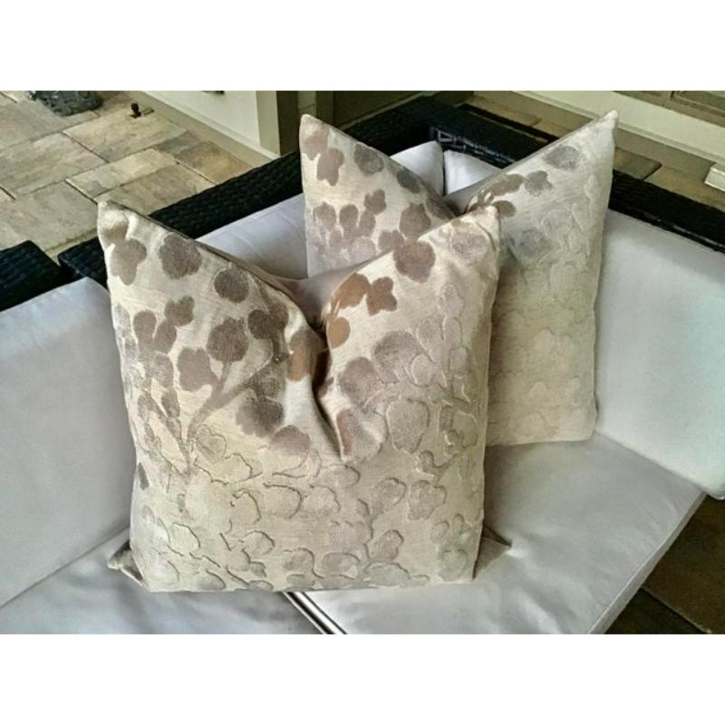 Splendido velluto di lino in rilievo con disegno floreale. BLOSSOM è presentato qui nella tonalità taupe (stone). Questi cuscini avranno il velluto Blossom sul fronte e sul retro. Queste sono offerte come coppia da 21