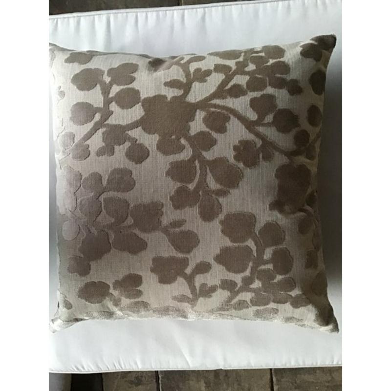 Americano Coppia di cuscini floreali in velluto con imbottitura in piuma d'oca di Nature in vendita