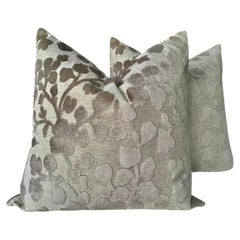 Paire d
oreillers garnis de duvet naturel et de fleurs en velours surélevé