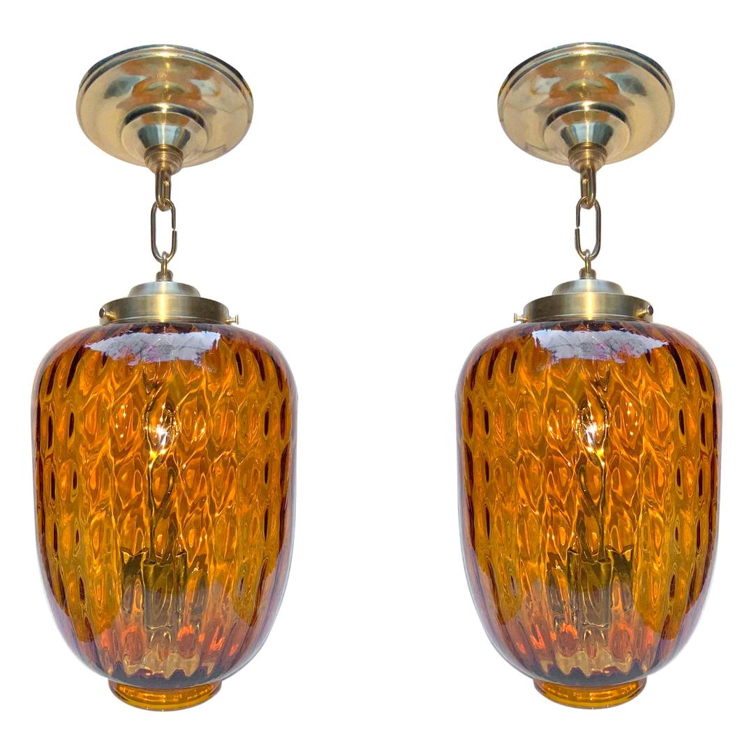 Paire de lanternes en verre ambré soufflé, vendues individuellement