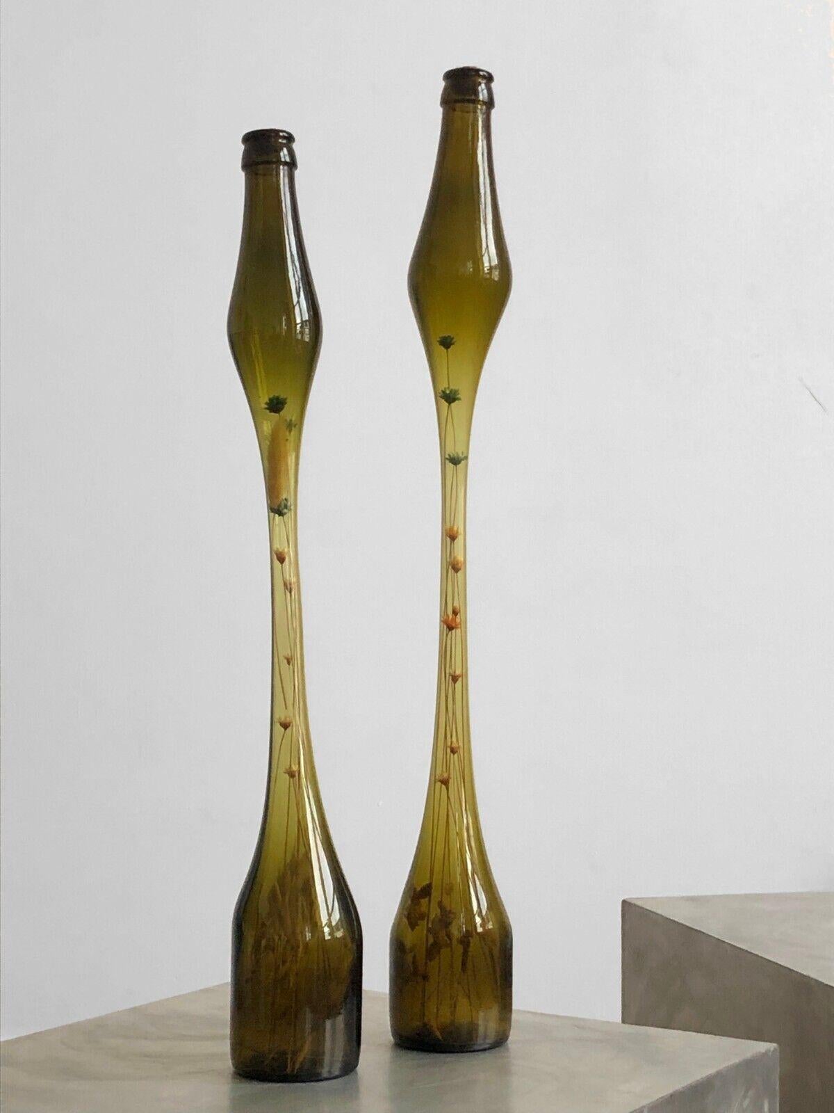 Une paire de superbes vases bouteilles effilés, modernistes, Forme-Libre, avec des corps étirés, sculptés, fondus à chaud, en verre soufflé kaki ambré, comprenant de fines compositions d'herbes et de fleurs séchées, travail d'artiste, à attribuer,