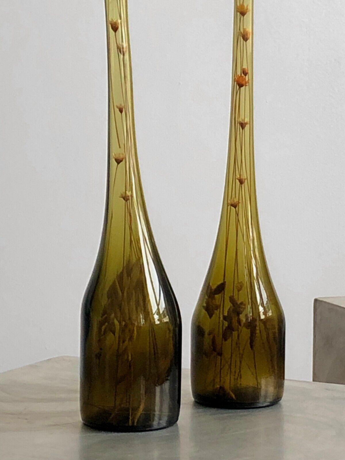 Verre brun Paire de BLOWN GLASS BOTTLES, dans l'esprit de CLAUDE MORIN, France 1960 en vente