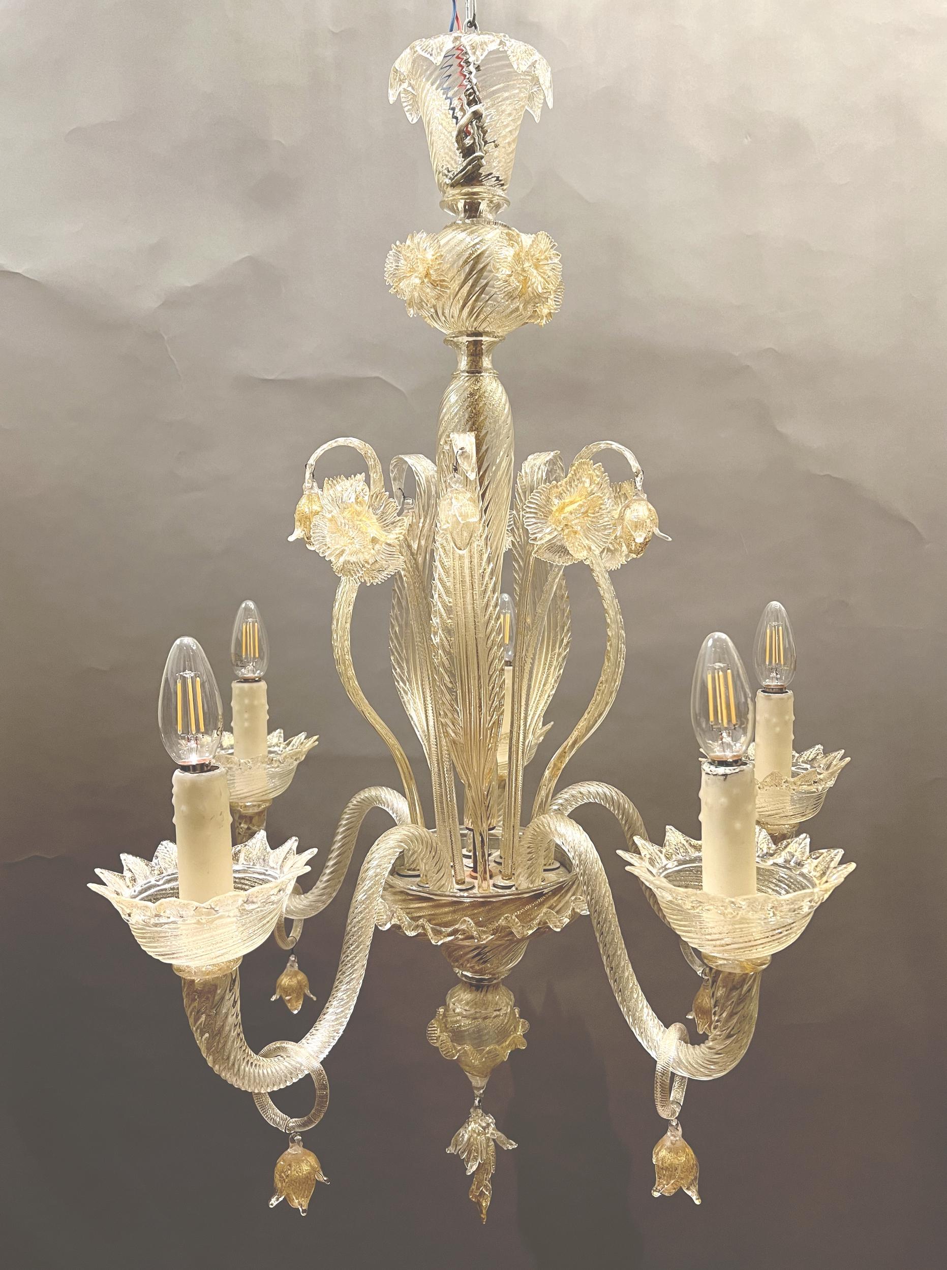 Paire de lustres en verre soufflé avec inclusions d'or, Murano, Italie, décorés de feuilles et de jonquilles. Cinq bras de lumière.
