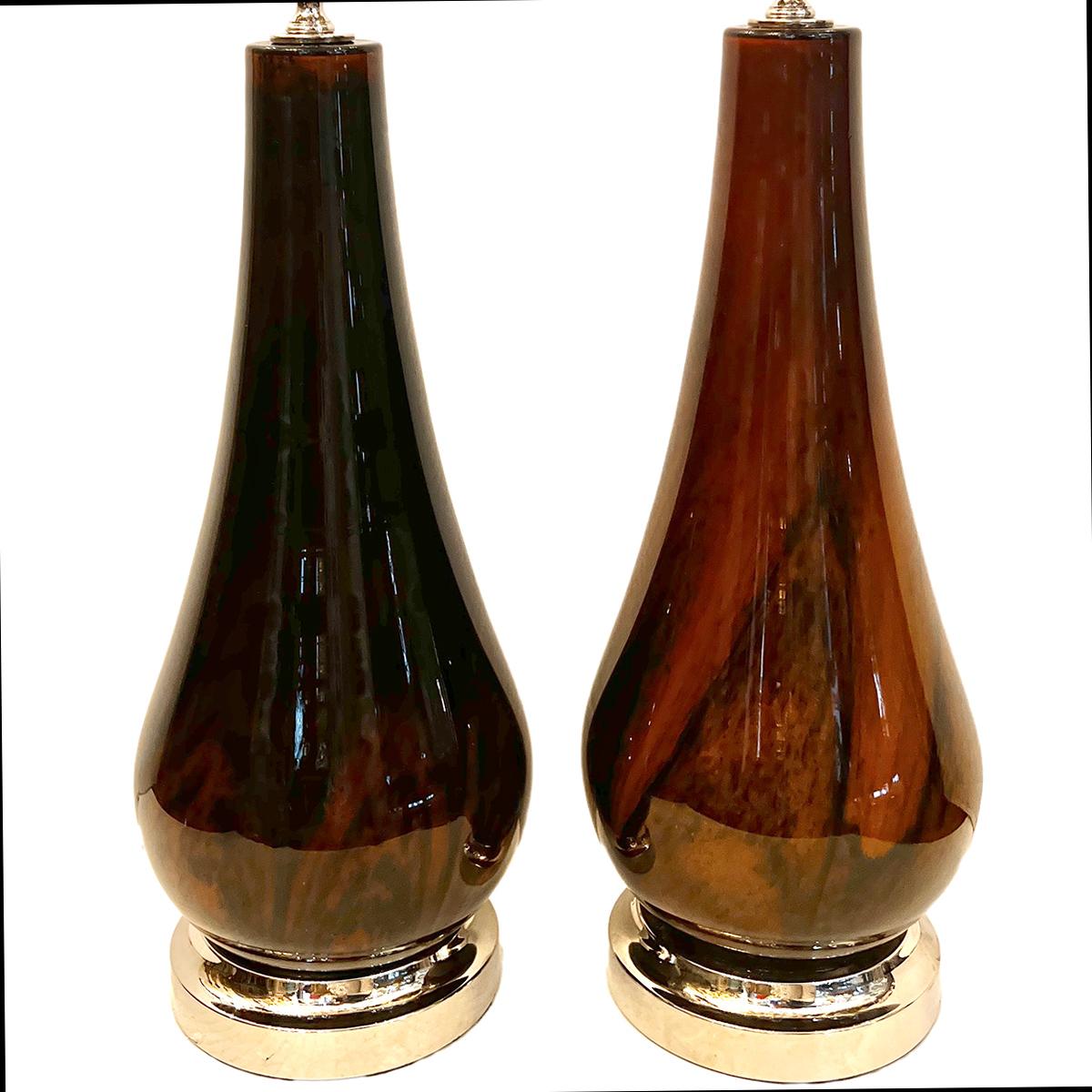 Ein Paar französische Tischlampen aus Kunstglas aus den 1960er Jahren.

Abmessungen:
Höhe des Körpers: 18,5