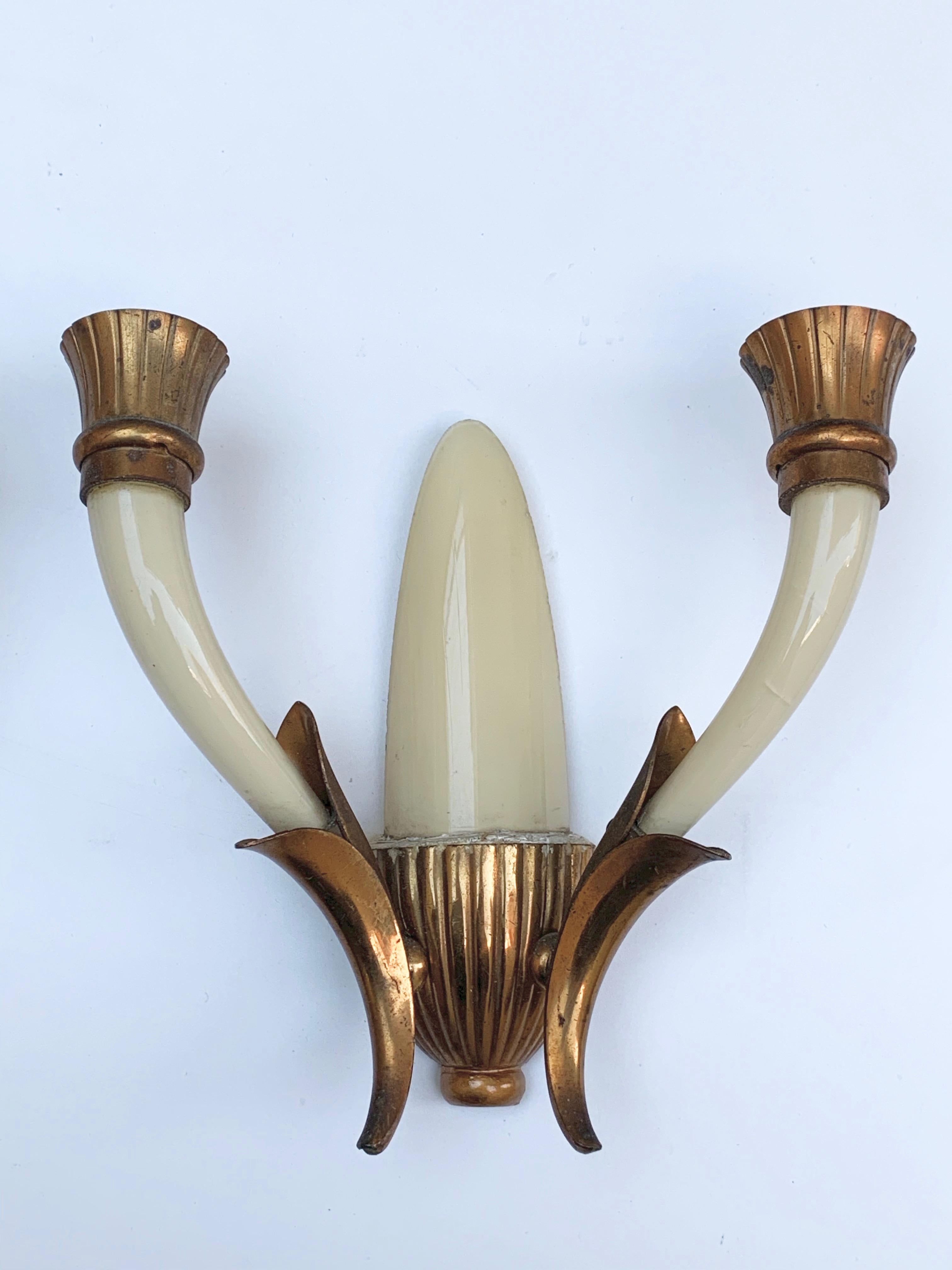 Coppia di lampade italiane in vetro soffiato bianco avorio di Murano e ottone ramato, anni '40 in vendita 3