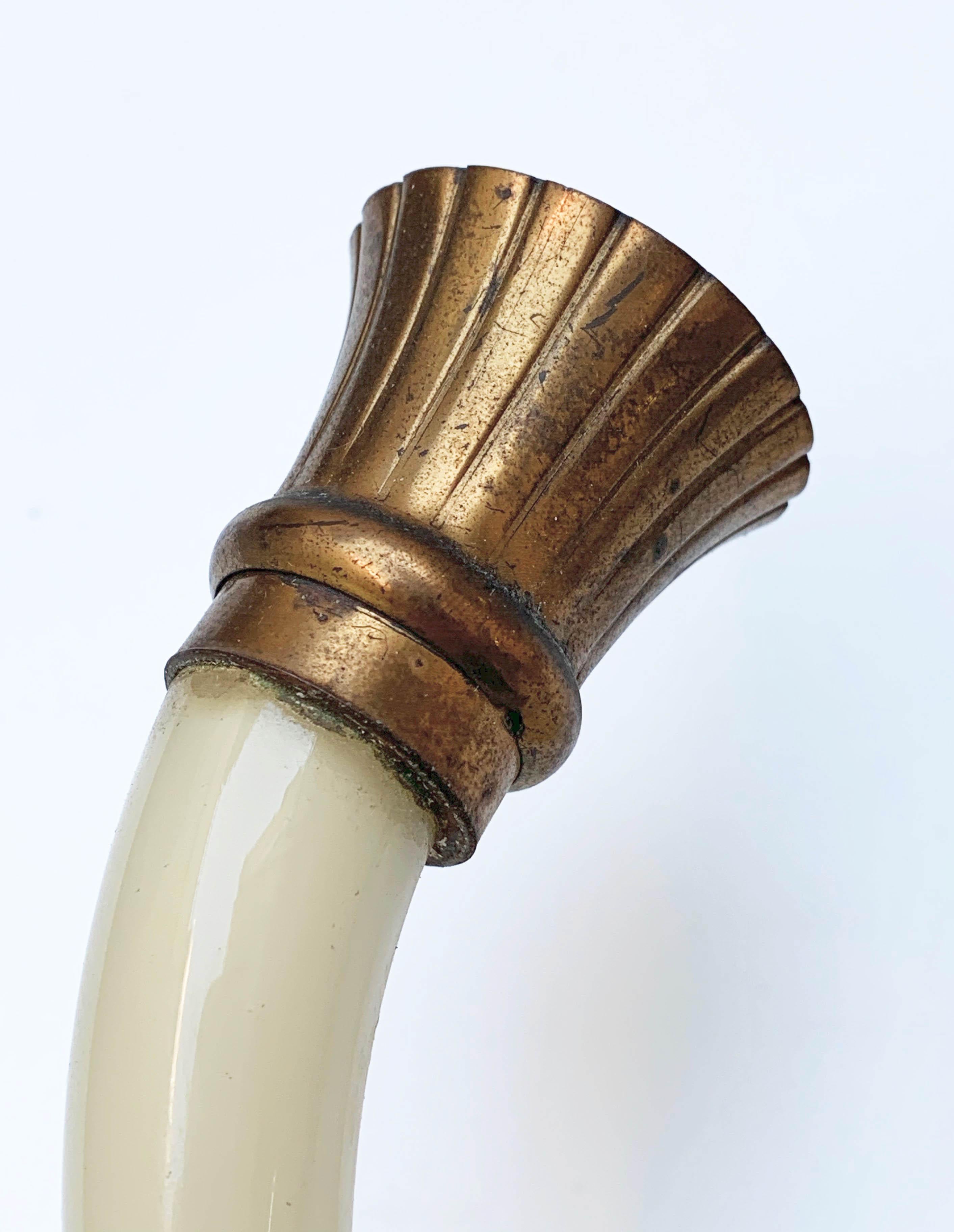 Coppia di lampade italiane in vetro soffiato bianco avorio di Murano e ottone ramato, anni '40 in vendita 9