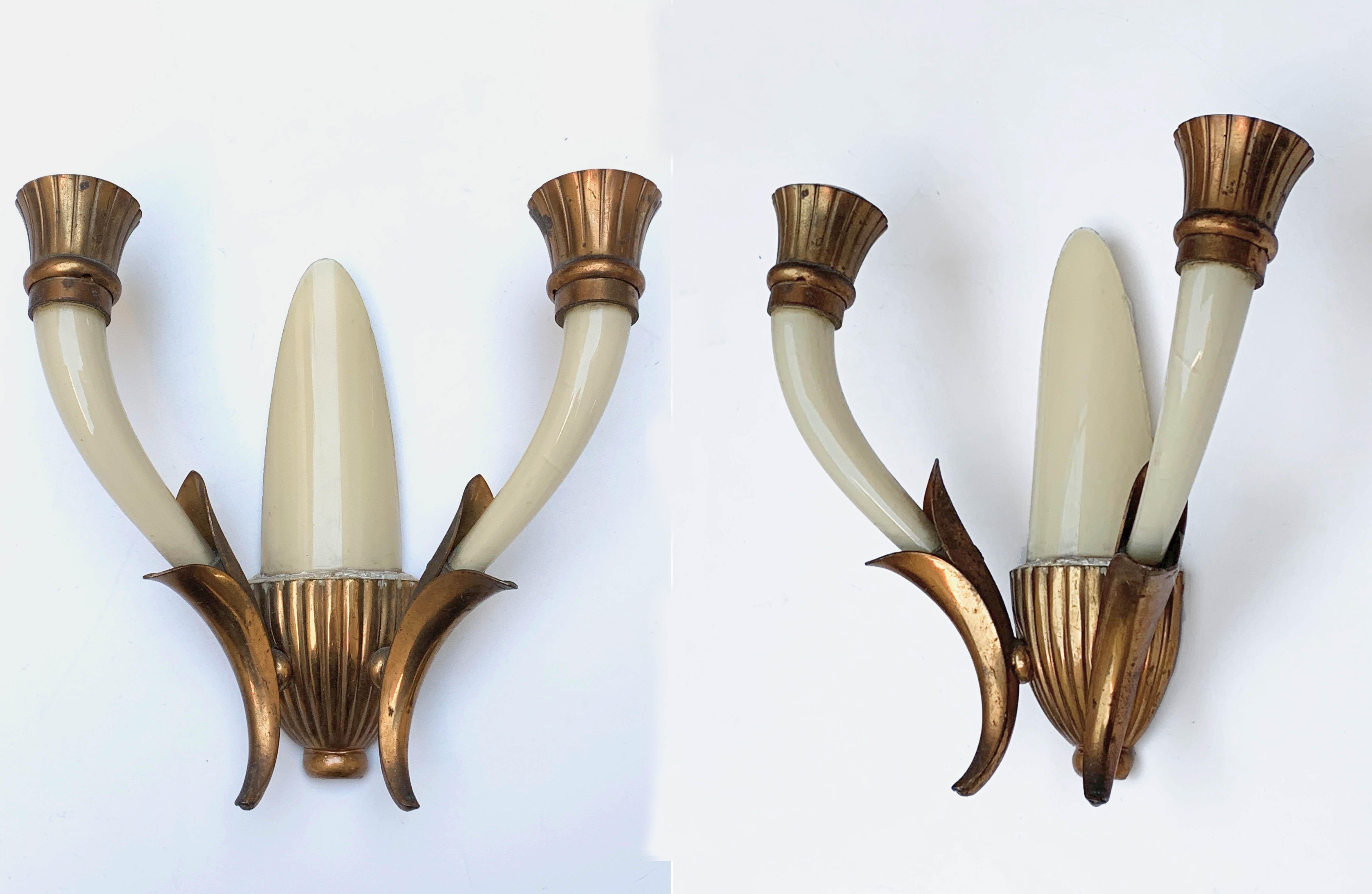 Elegant pair of wall lamps attributed to Gugliemo Ulrich. They were produced in Venice, Italy in the 1940s.

This pair of sconces is a unique masterpiece, as the sconces are entirely handmade from blown Murano glass, produced exclusively on the