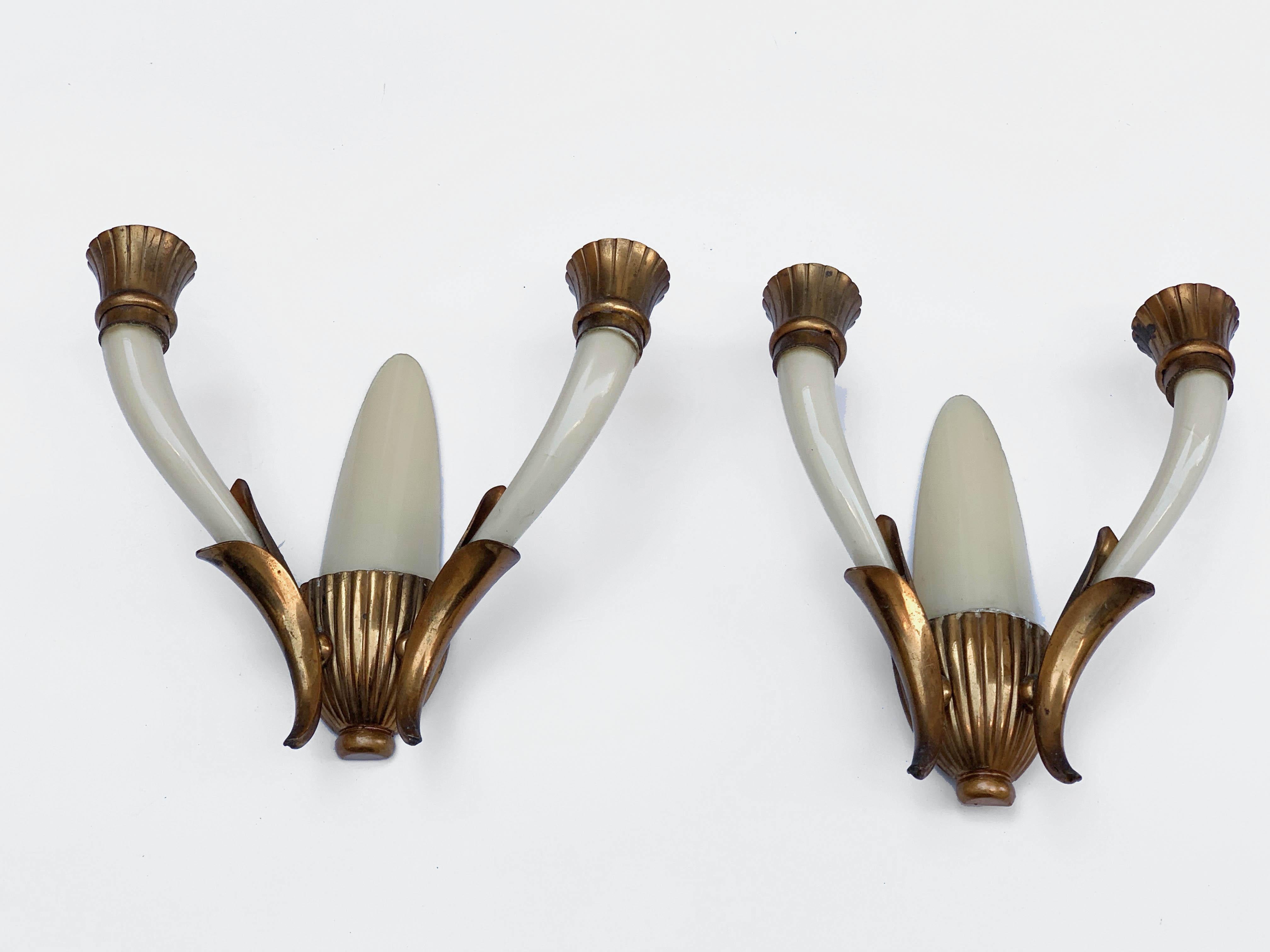 Pair of Blown Ivory White Murano Glass and Coppered Brass Italian Sconces, 1940s In Good Condition For Sale In Roma, IT