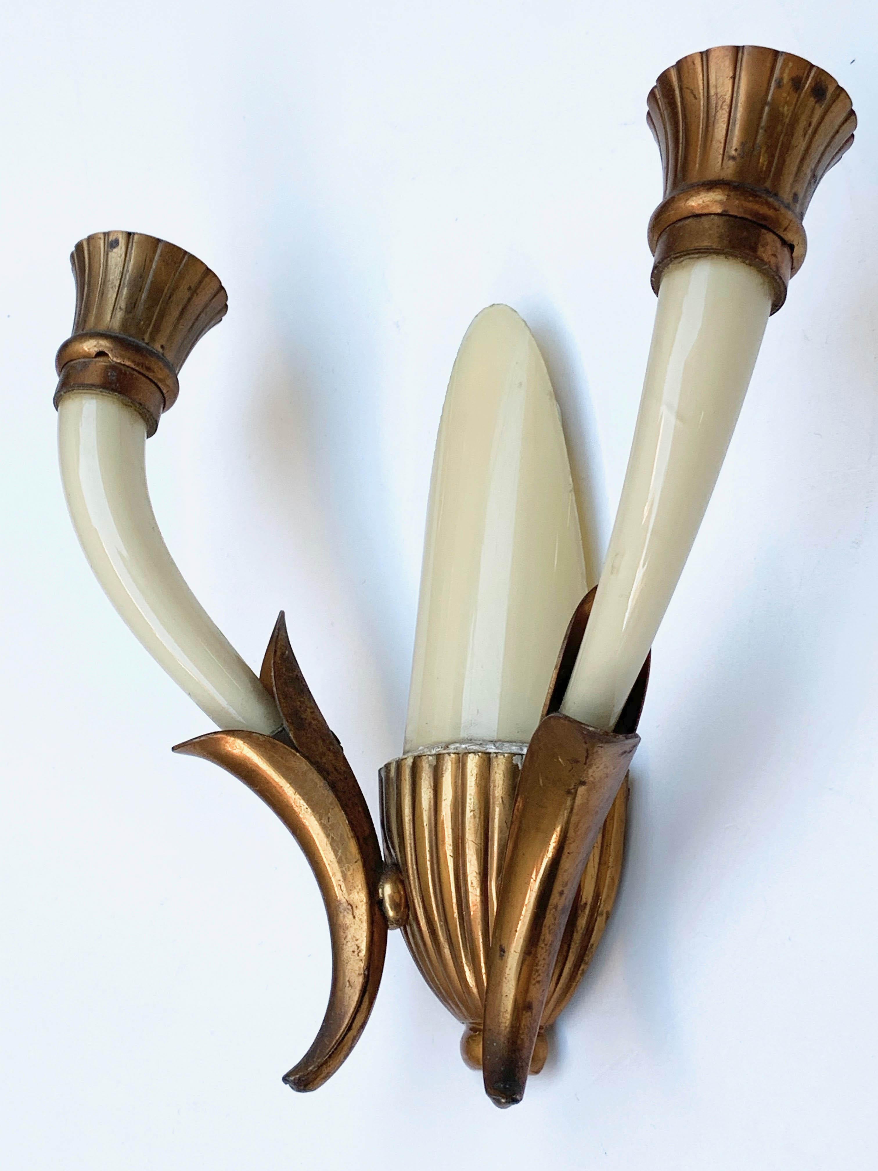 Mid-20th Century Pair of Blown Ivory White Murano Glass and Coppered Brass Italian Sconces, 1940s For Sale