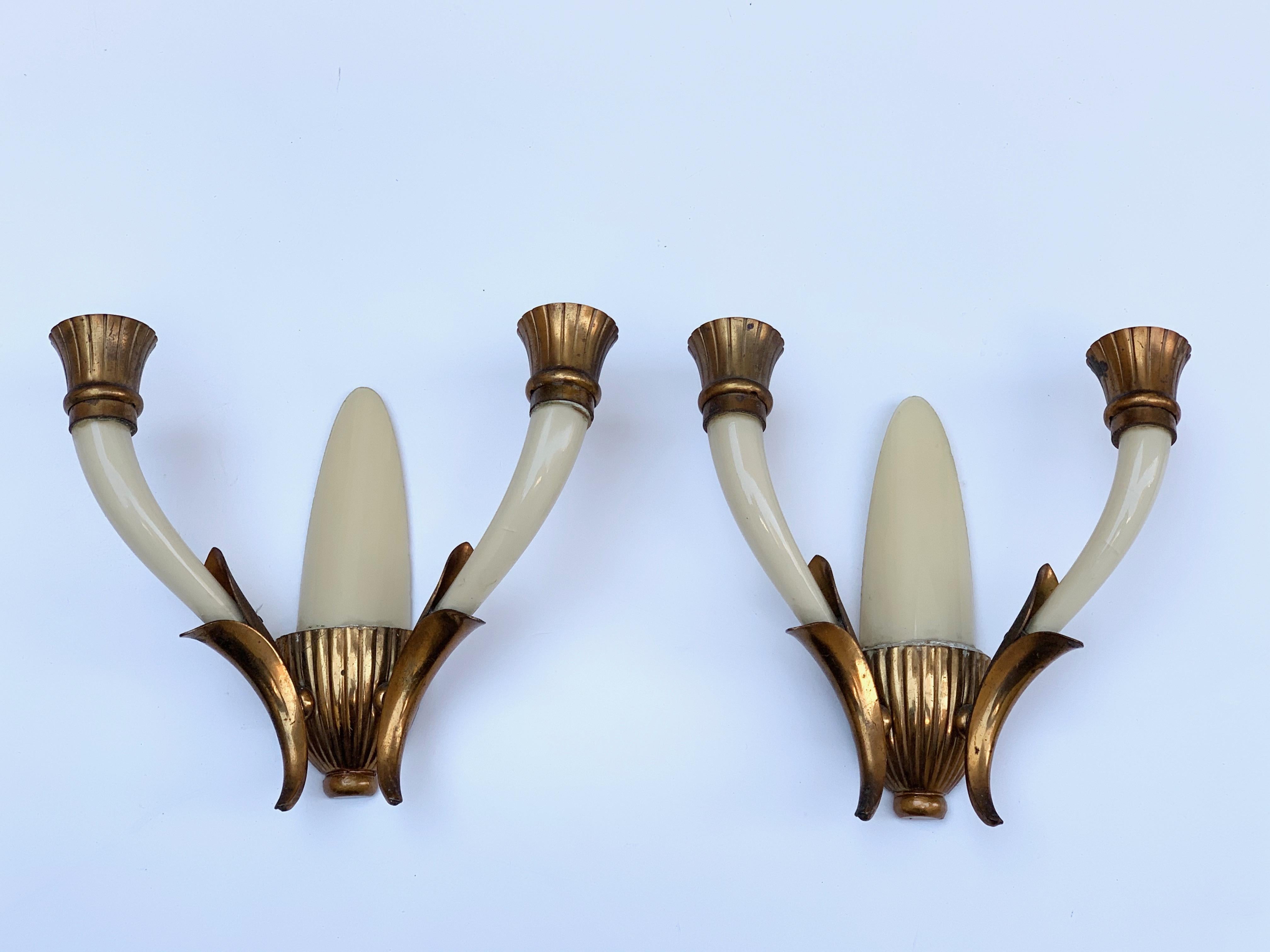 Pair of Blown Ivory White Murano Glass and Coppered Brass Italian Sconces, 1940s For Sale 1