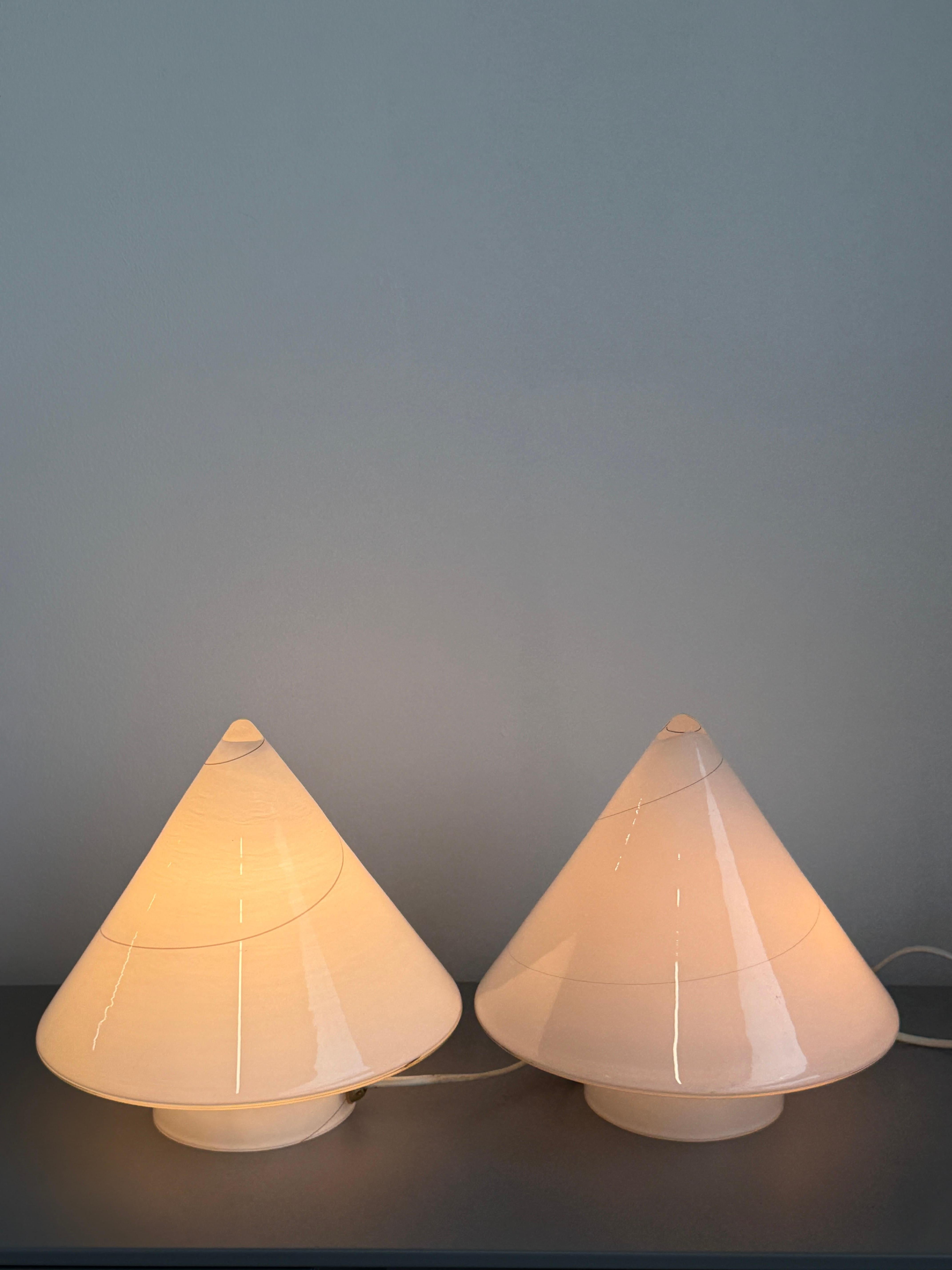 Paire de lampes de table en forme de champignon en verre soufflé de Murano (vers les années 1970) dans le style de Paulo Venini. Modernistes et élégantes, ces lampes en verre de Murano constituent une source d'éclairage à la fois utilitaire et