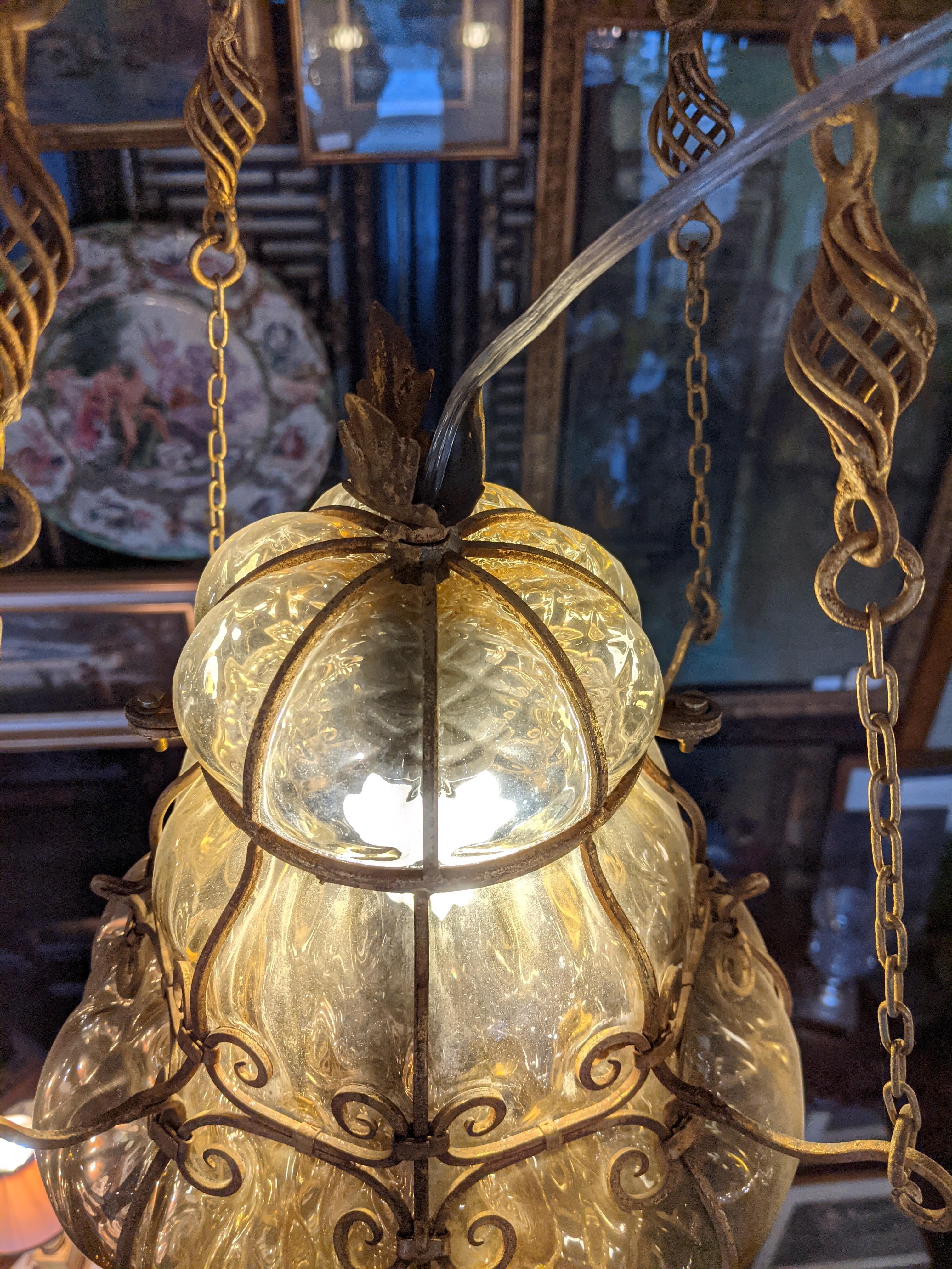 Pair of Blown Murano Glass and Wrought Iron Lamps, Early 20th Century In Good Condition For Sale In Varese, Lombardia