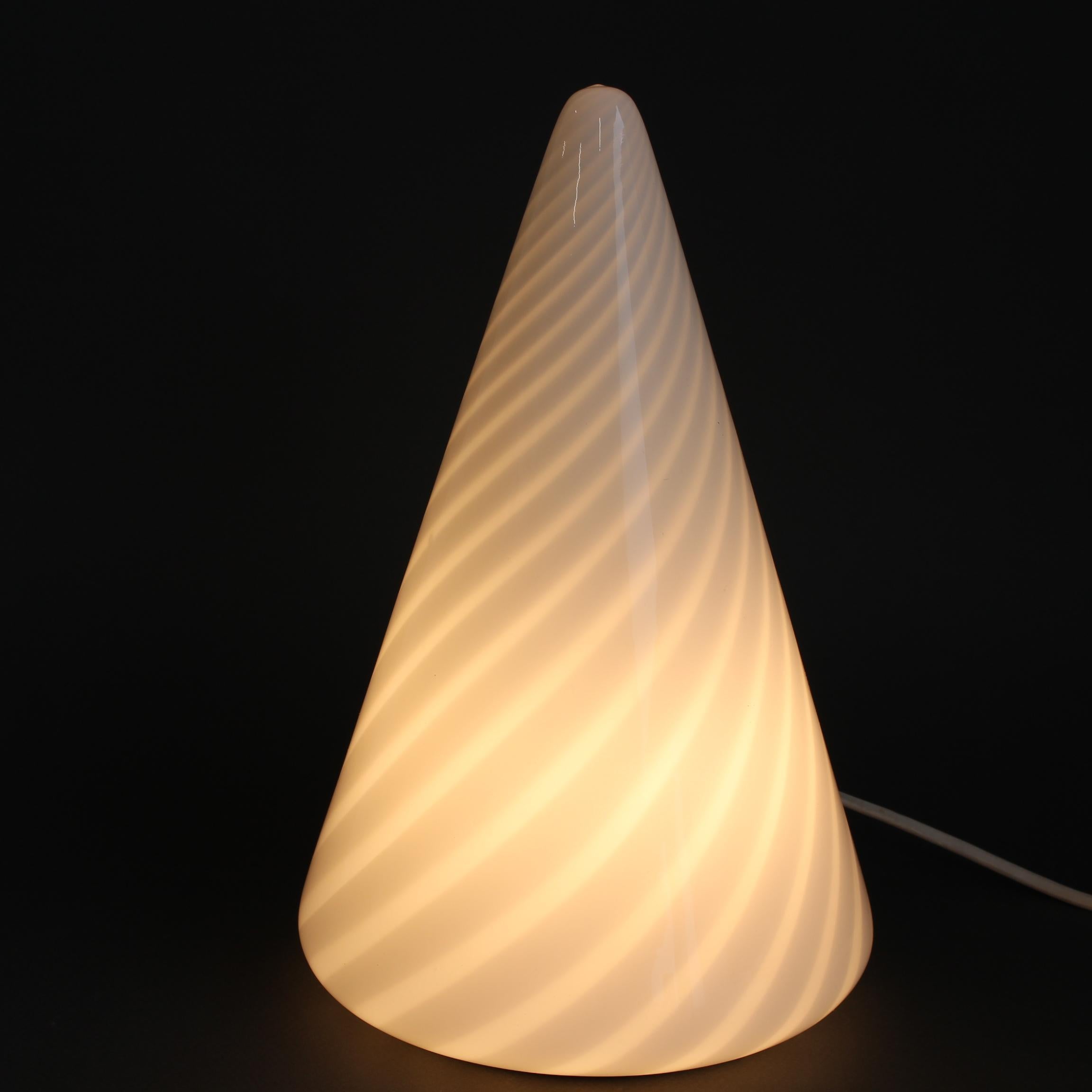 Paire de lampes de table coniques en verre de Murano soufflé (années 1960) en vente 6
