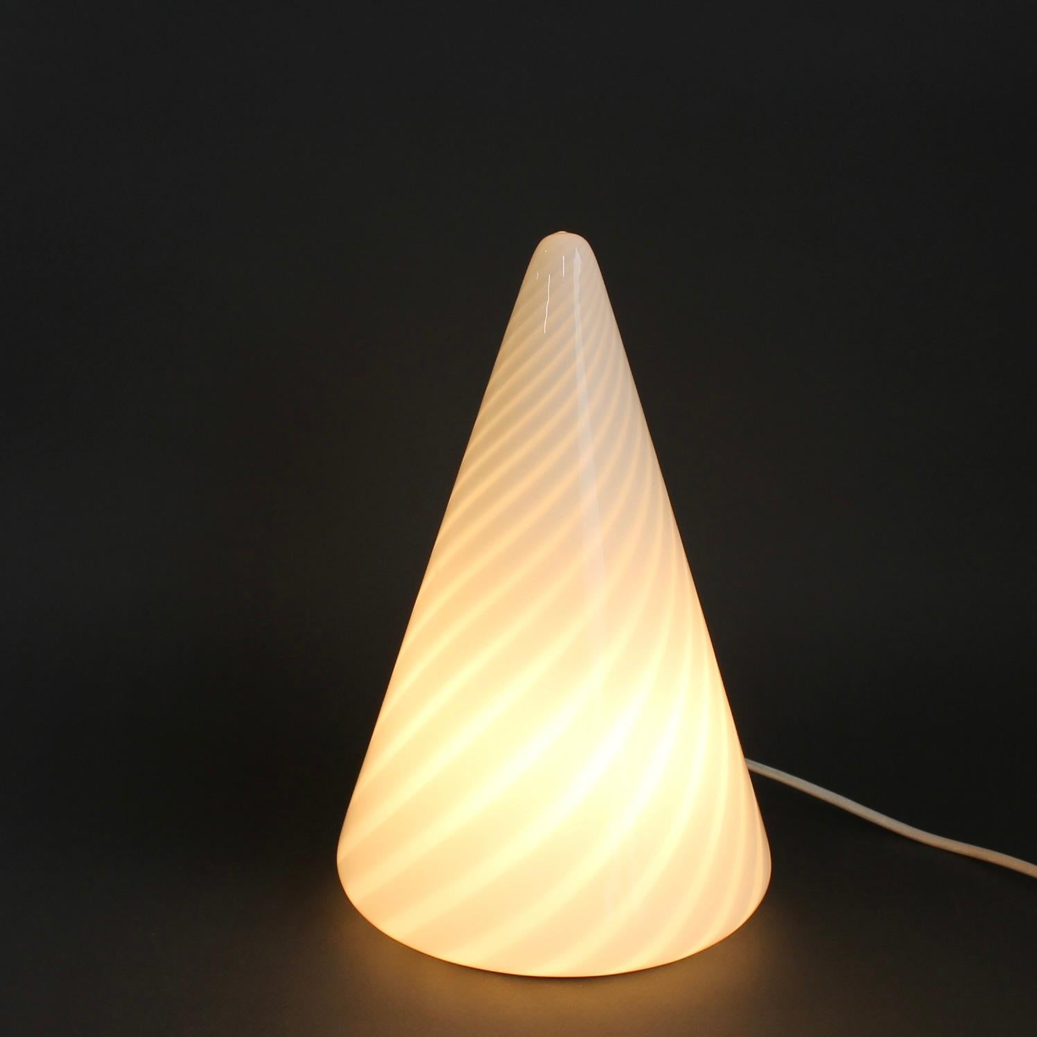 Paire de lampes de table coniques en verre de Murano soufflé (années 1960) en vente 7