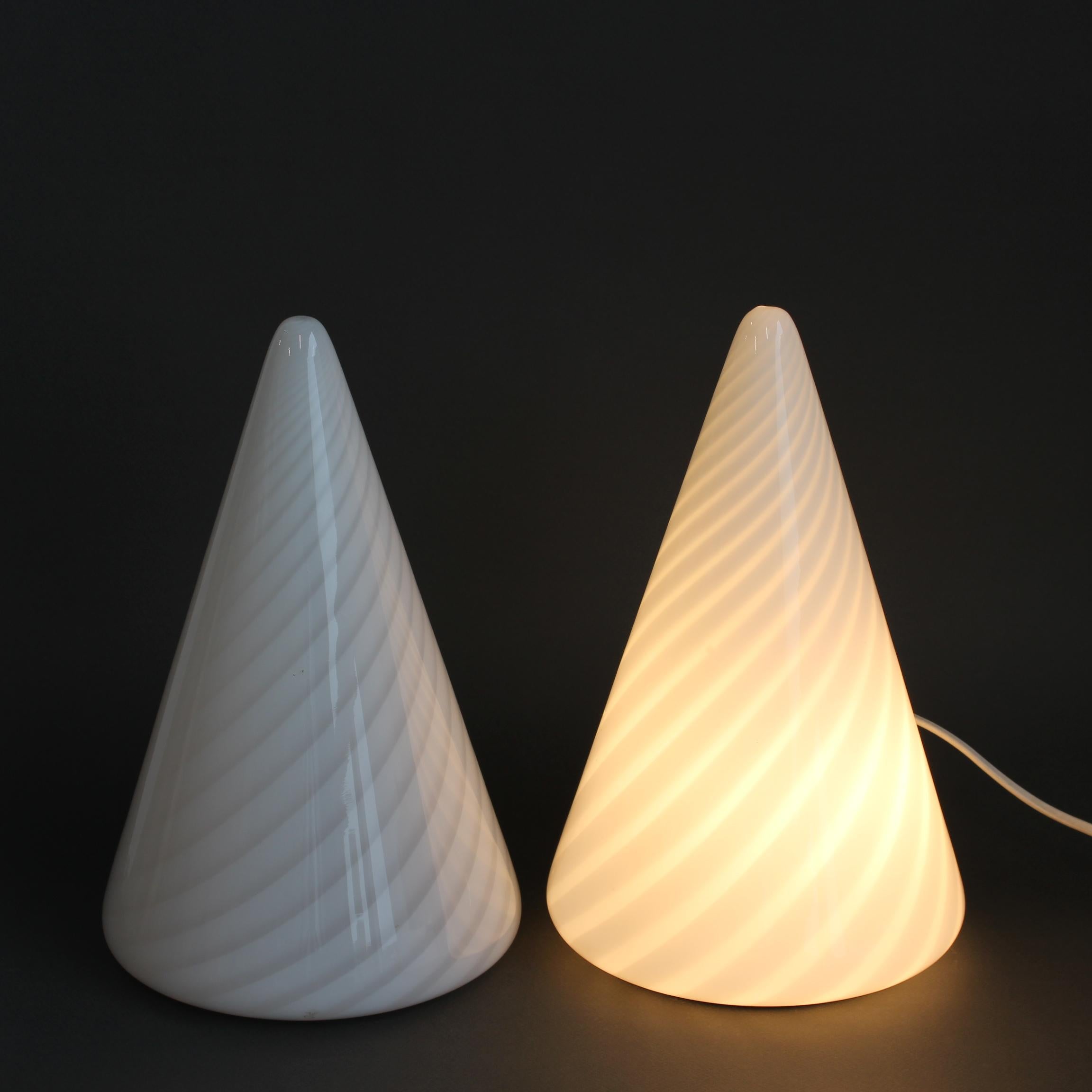 italien Paire de lampes de table coniques en verre de Murano soufflé (années 1960) en vente