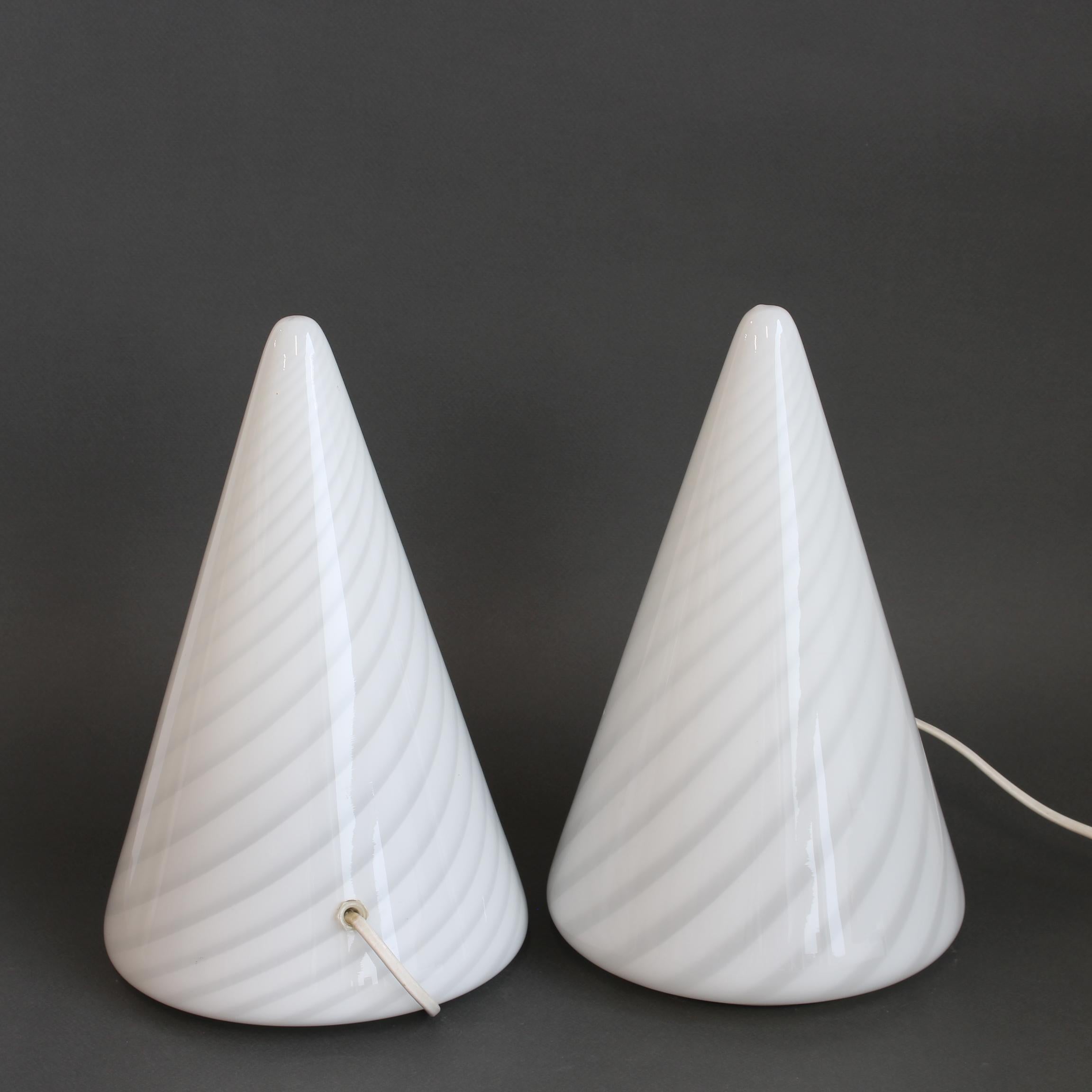 Paire de lampes de table coniques en verre de Murano soufflé (années 1960) Bon état - En vente à London, GB
