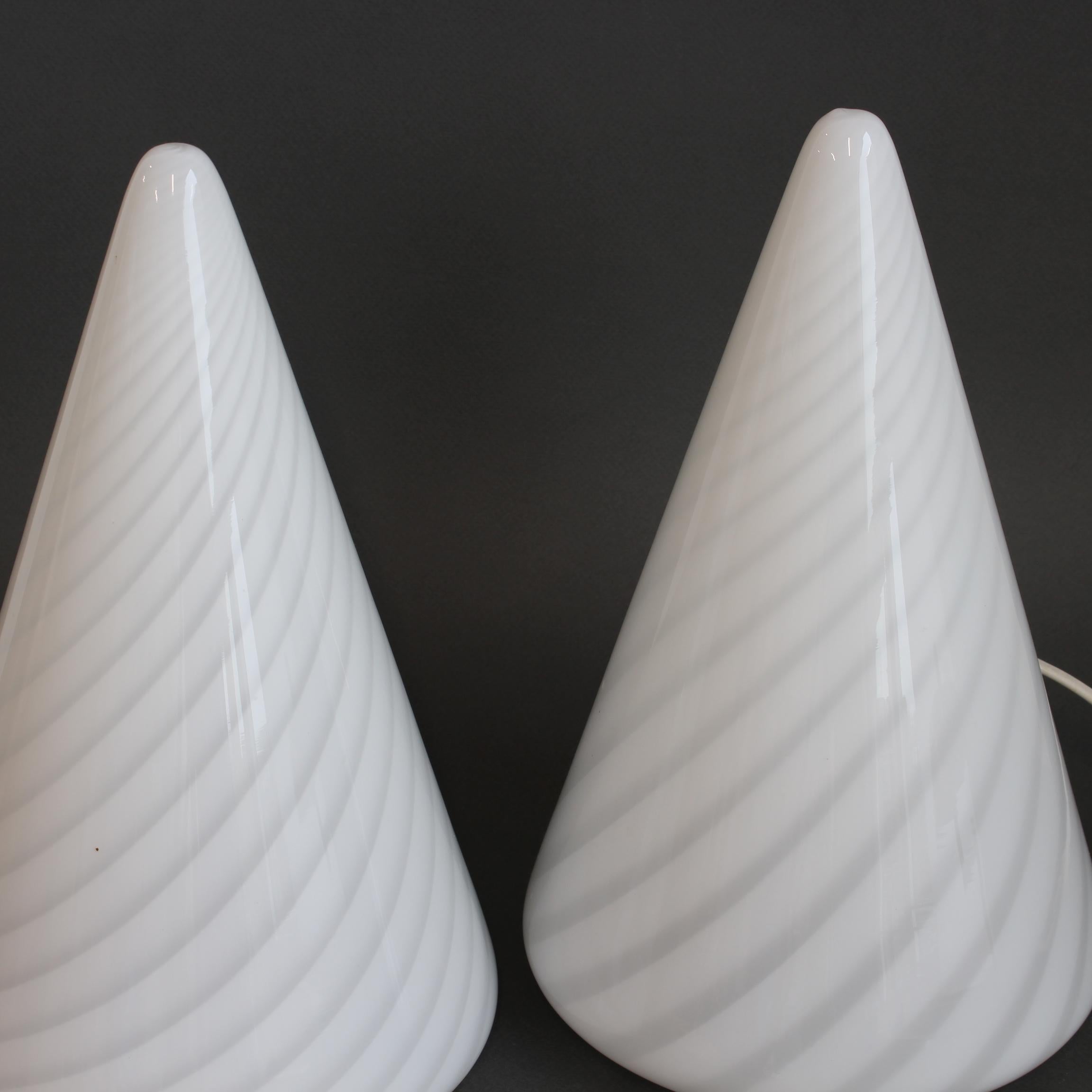 Milieu du XXe siècle Paire de lampes de table coniques en verre de Murano soufflé (années 1960) en vente