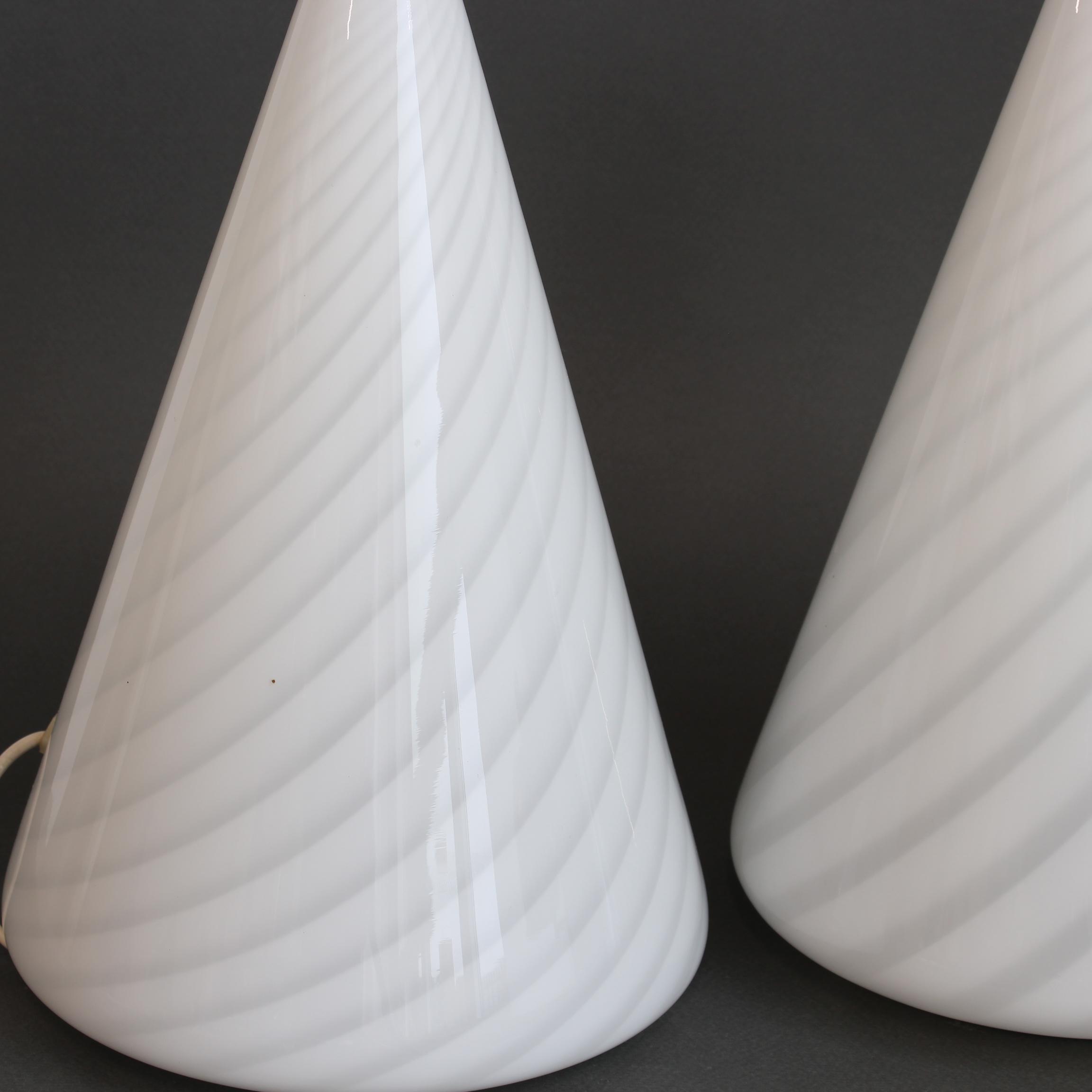 Verre de Murano Paire de lampes de table coniques en verre de Murano soufflé (années 1960) en vente