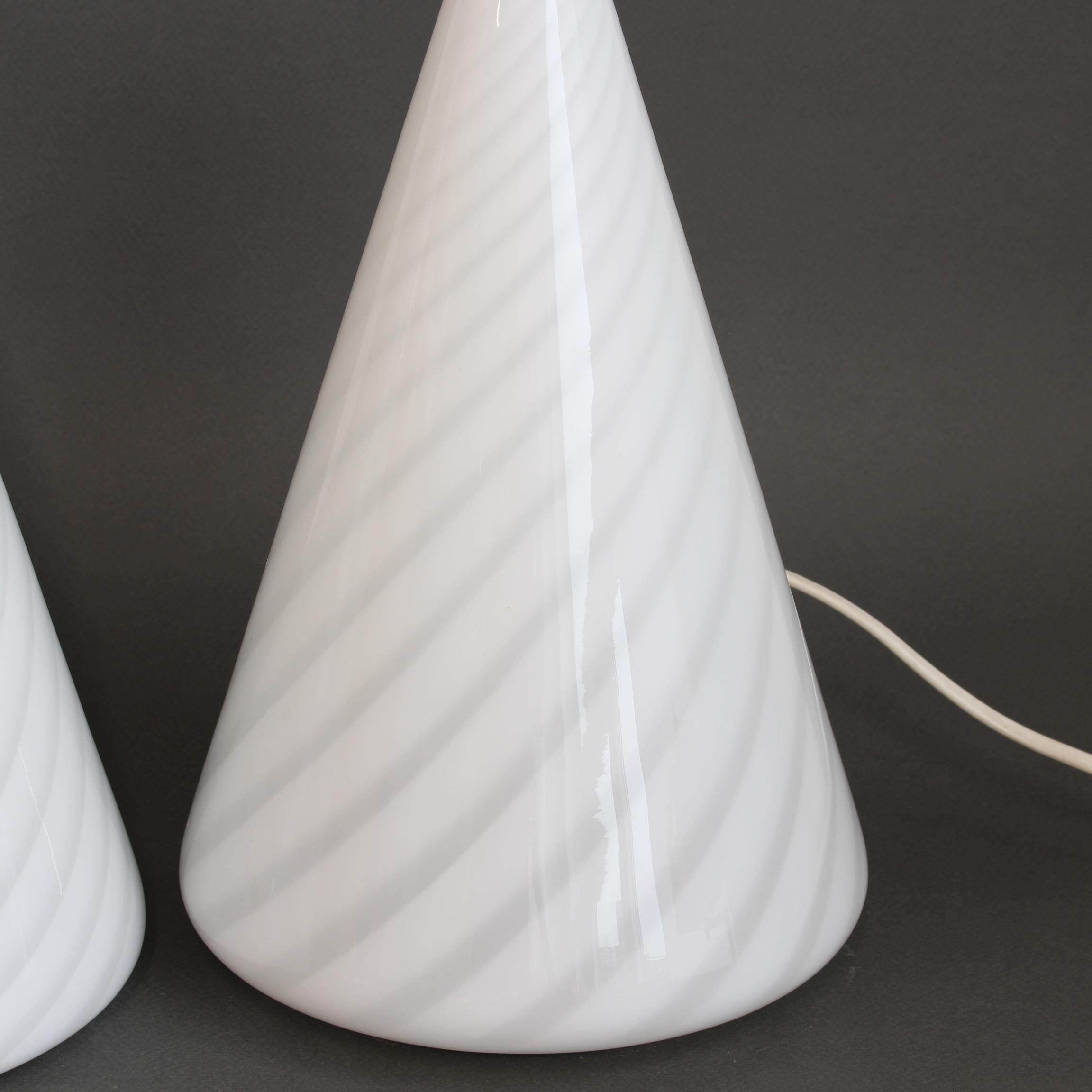 Paire de lampes de table coniques en verre de Murano soufflé (années 1960) en vente 1
