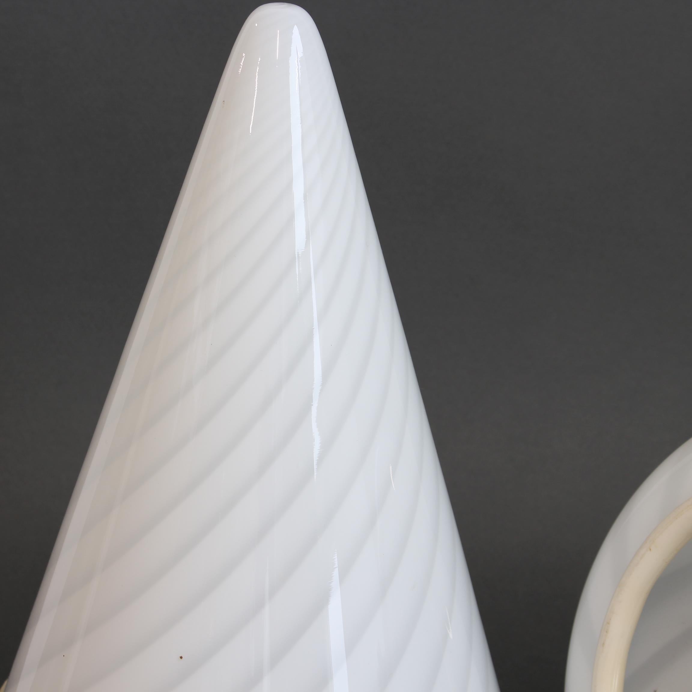 Paire de lampes de table coniques en verre de Murano soufflé (années 1960) en vente 3