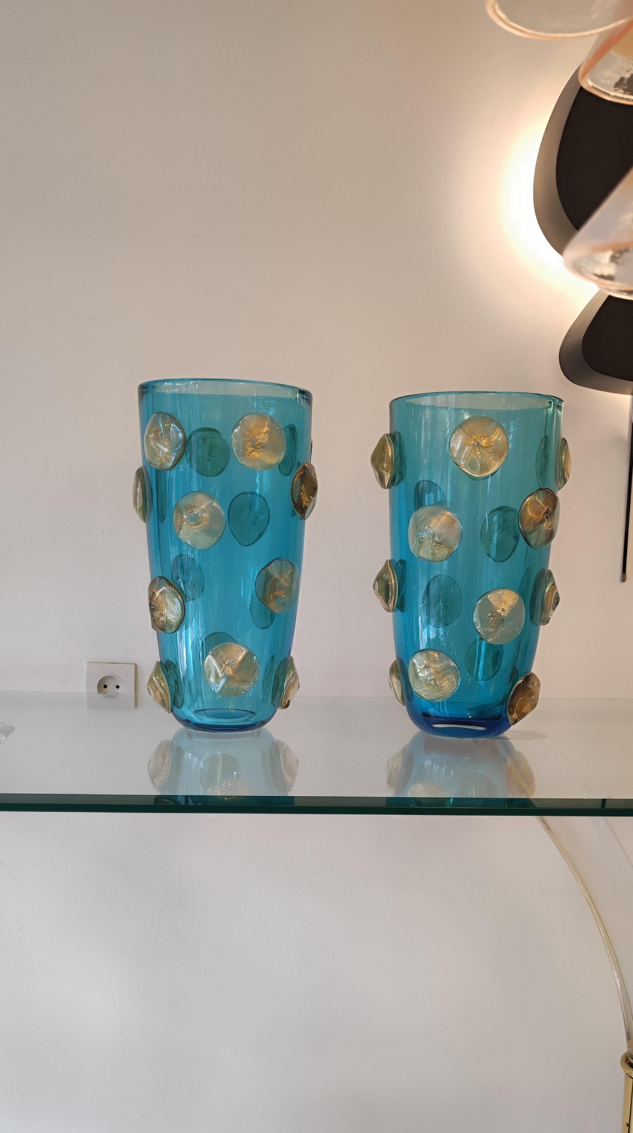 Paar mundgeblasene Vasen aus Murano-Glas, blau mit goldenen Einsätzen
Perfekter Zustand. 