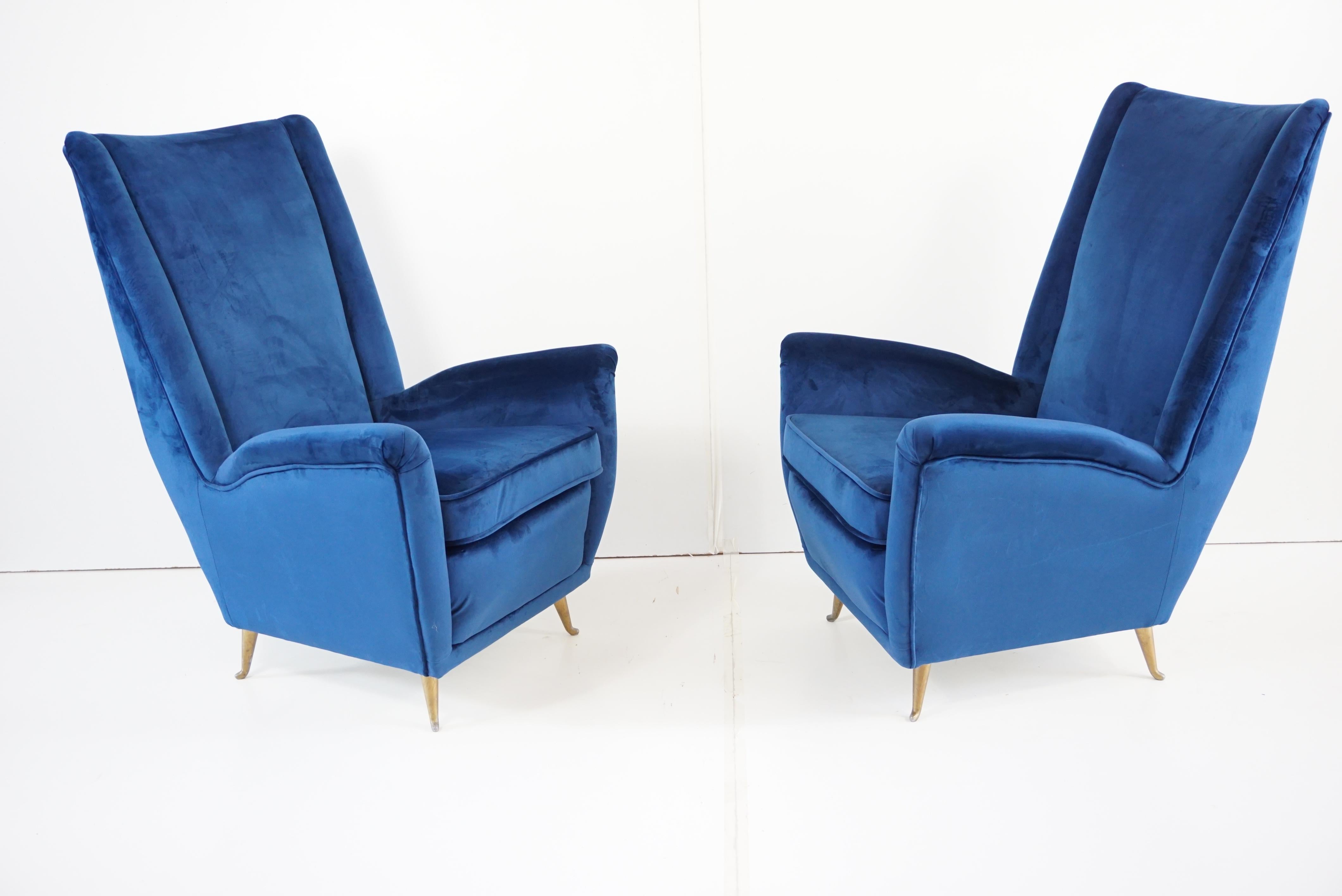 Paar blauer Samt GIO PONTI bergere Sessel, hergestellt von ISA Arredamenti Bergamo, um 1950.
Dieses von Gio Ponti in den späten 40er Jahren entworfene Modell wurde von Cassina mit der Nummer 