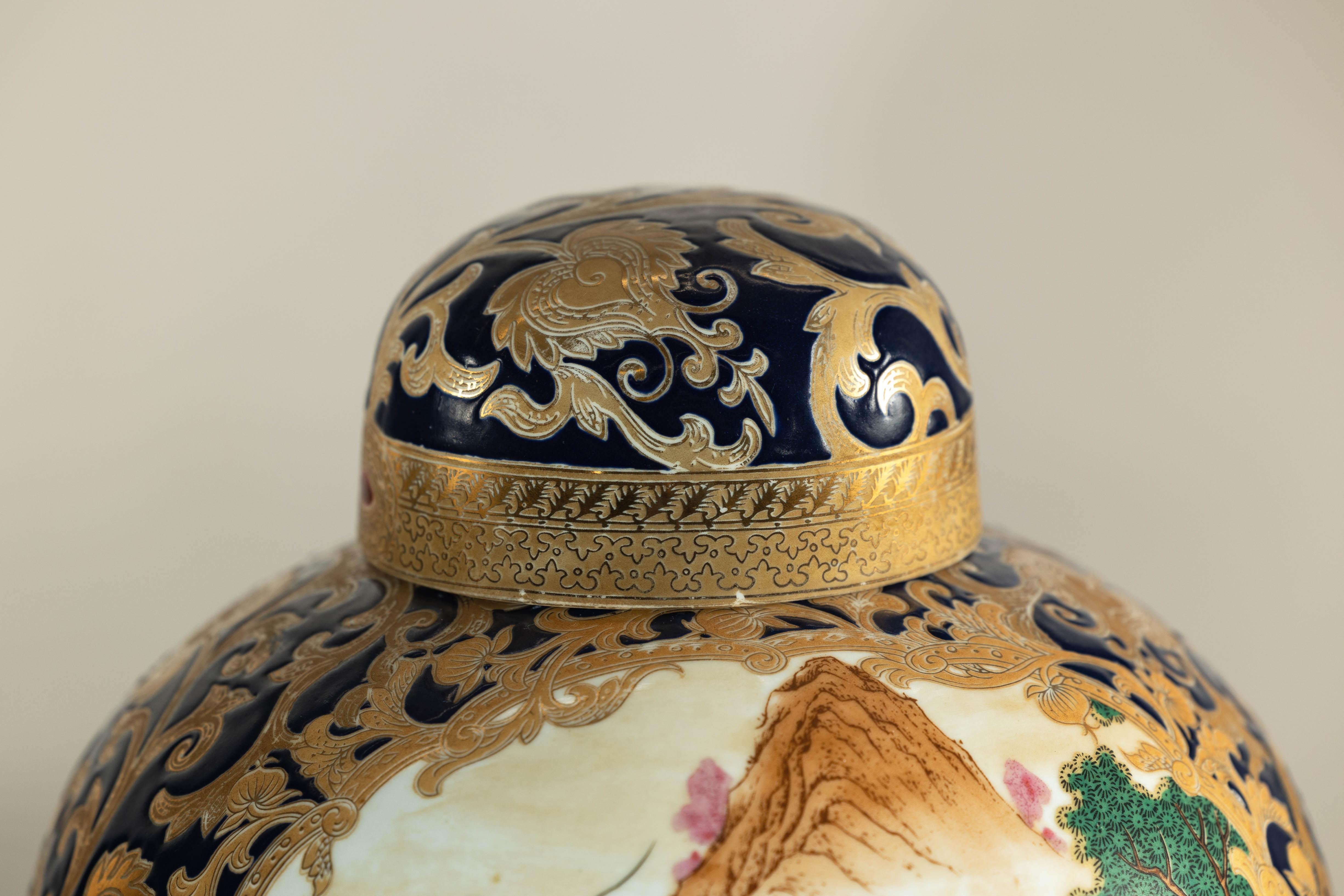 Coppia di urne in porcellana con coperchio blu e oro con scena di caccia equestre in vendita 3