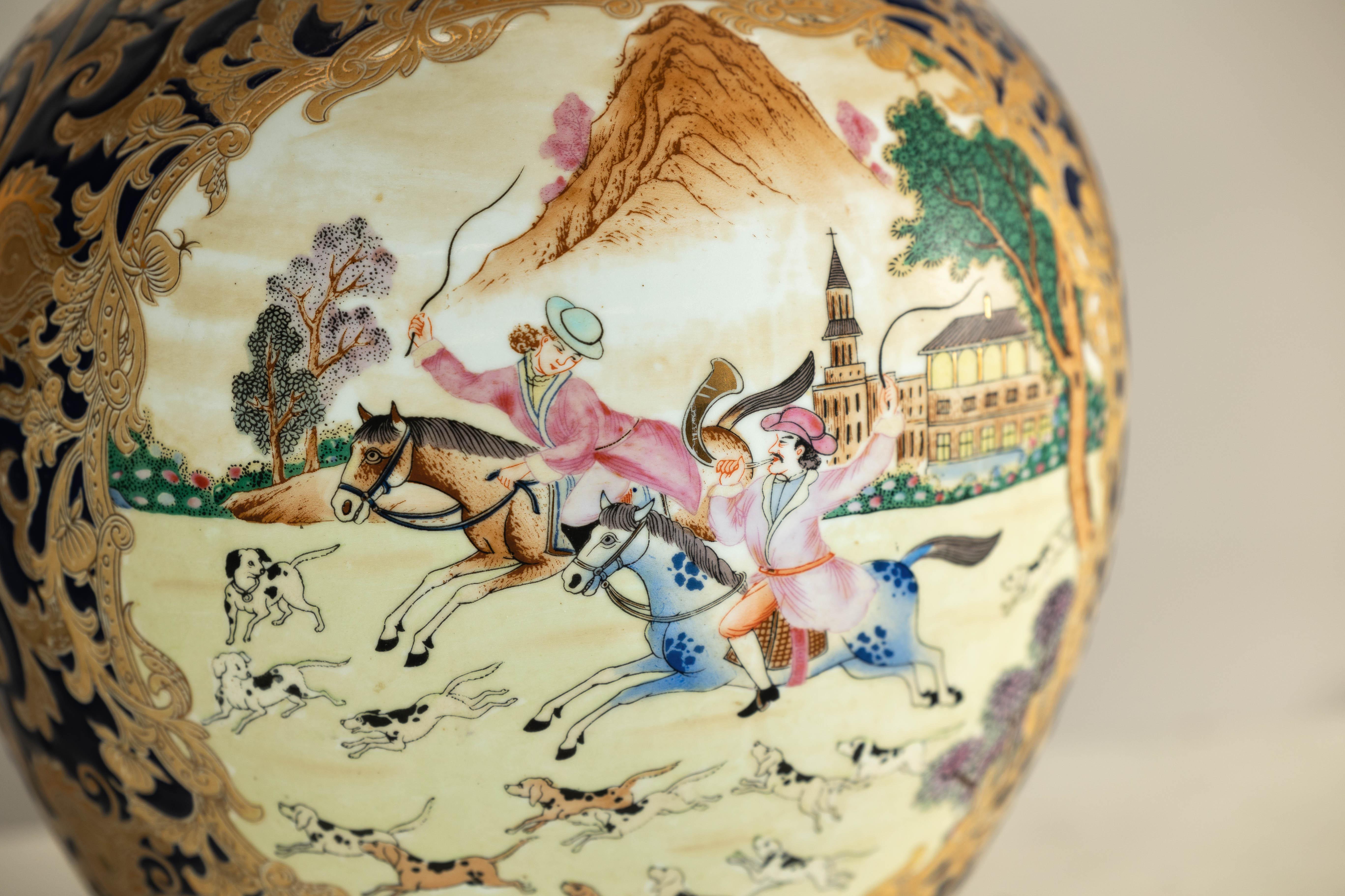 Coppia di urne in porcellana con coperchio blu e oro con scena di caccia equestre in vendita 1