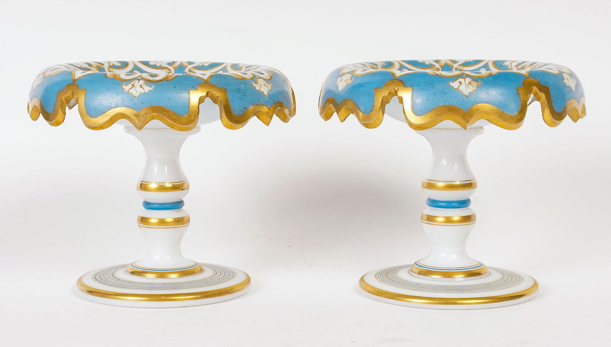 Paire de coupes en opaline bleu et or, XIXe siècle, période Napoléon III.

Paire de gobelets en opaline bleu et or d'époque Napoléon III, datant du XIXe siècle.
h : 12cm, l : 13cm