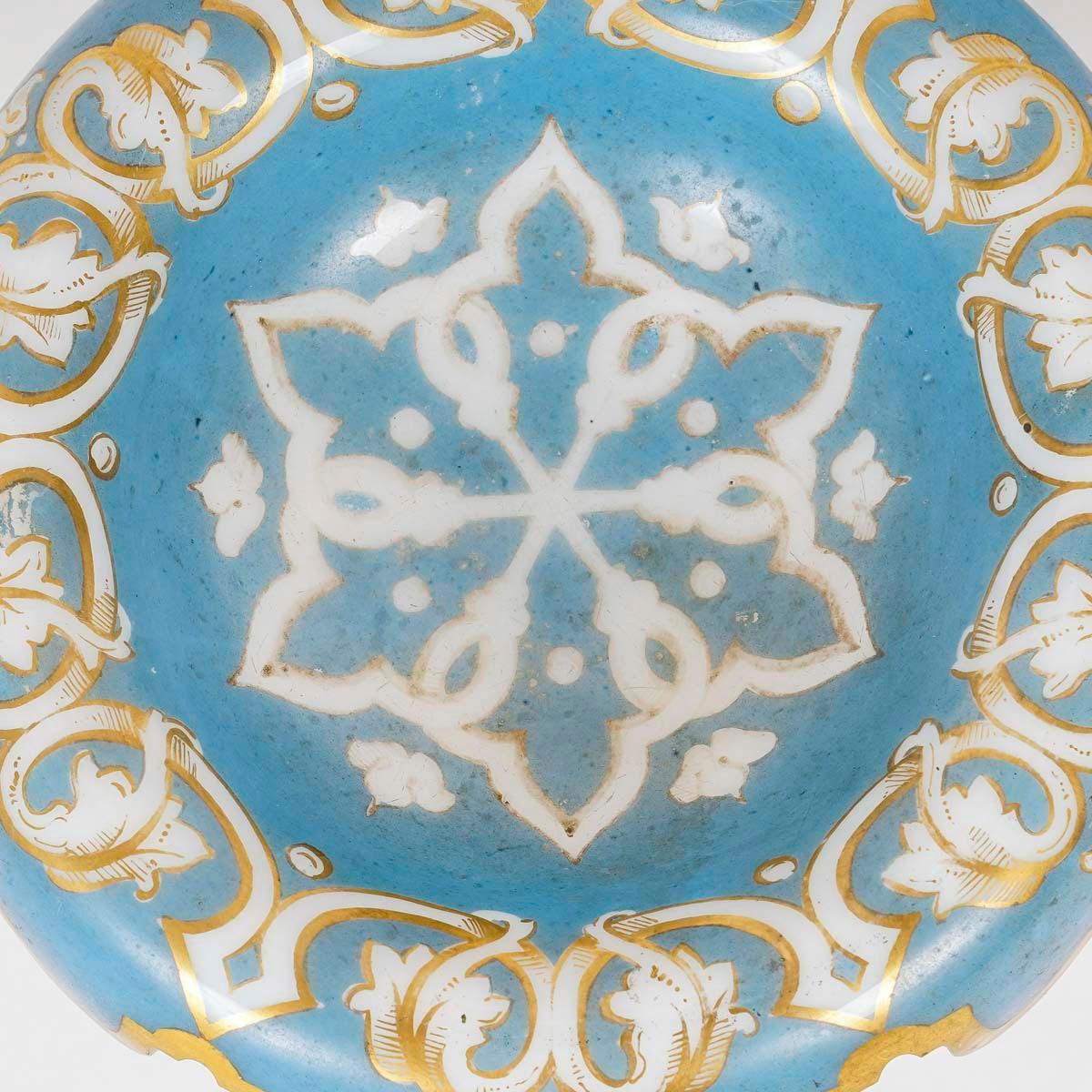 Paire de coupes en opaline bleu et or, XIXe siècle, période Napoléon III. Bon état - En vente à Saint-Ouen, FR