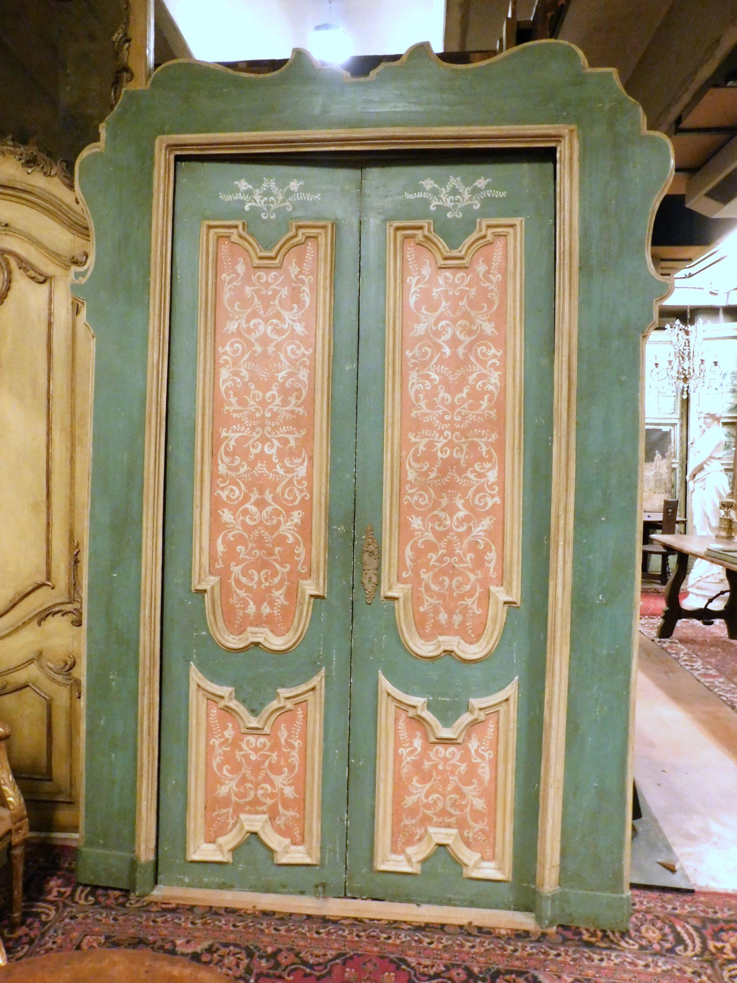 Paire de portes d'intérieur anciennes, laquées à la main sur fond bleu et rose, avec des peintures blanches, complètes avec le cadre ondulé d'origine, portes typiques du XVIIIe siècle, provenant du hall d'un important bâtiment du centre de Rome