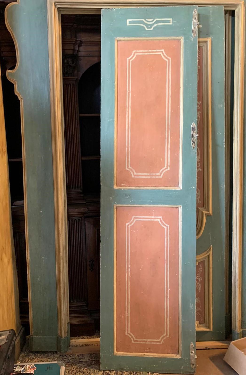 Paar blau-rosa lackierte Türen, komplett mit Rahmen, 18. Jahrhundert, Italien im Zustand „Gut“ im Angebot in Cuneo, Italy (CN)