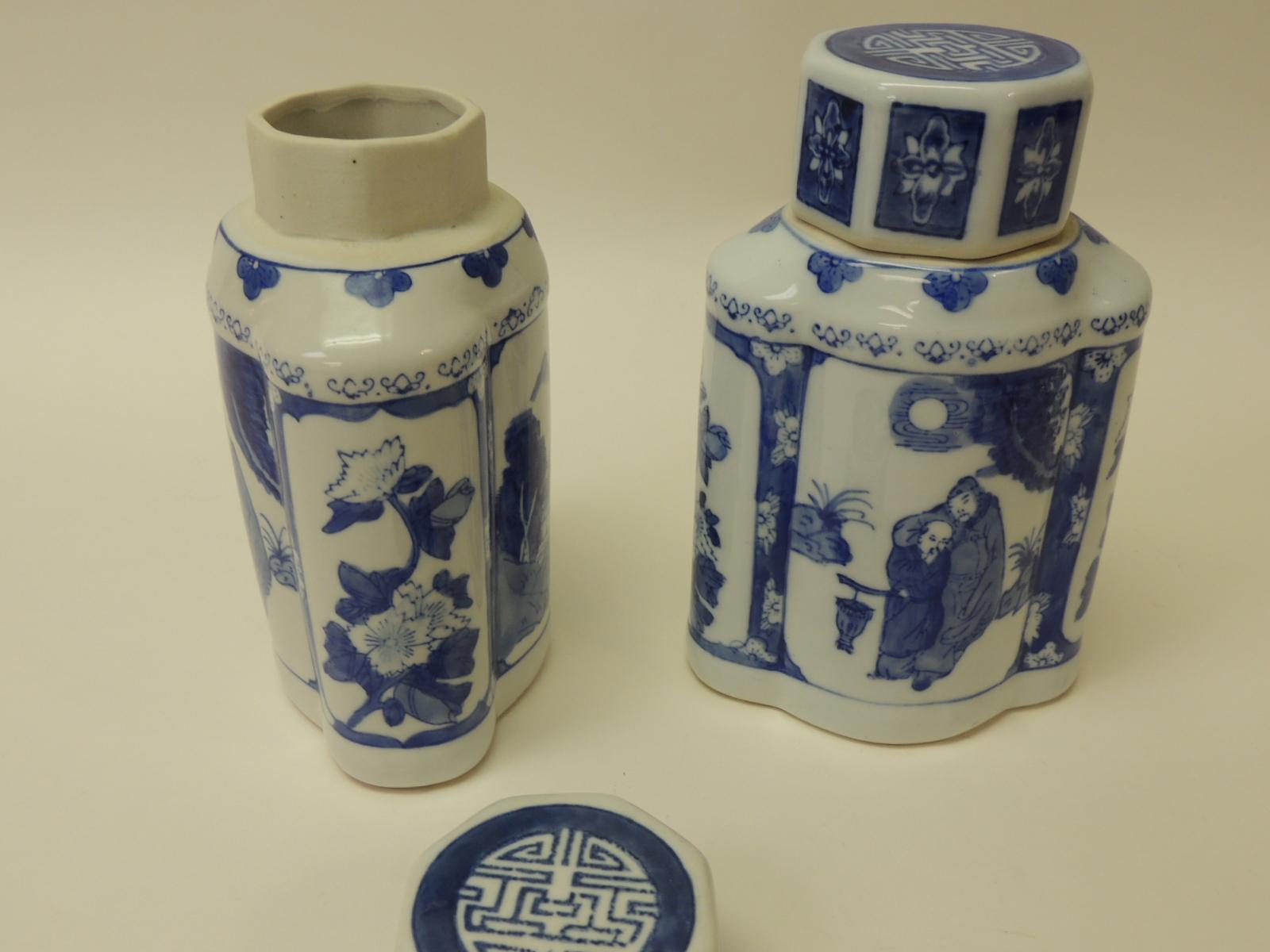 Paar blau-weiße asiatische Keramikkanister (Handgefertigt)