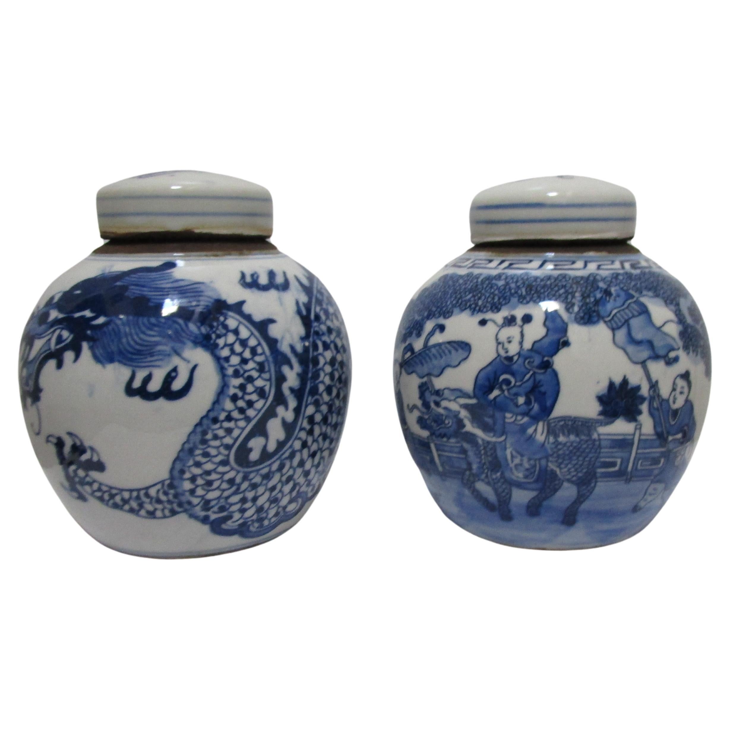 Coppia di vasi in ceramica blu e bianca con drago e motivo ancestrale figurato