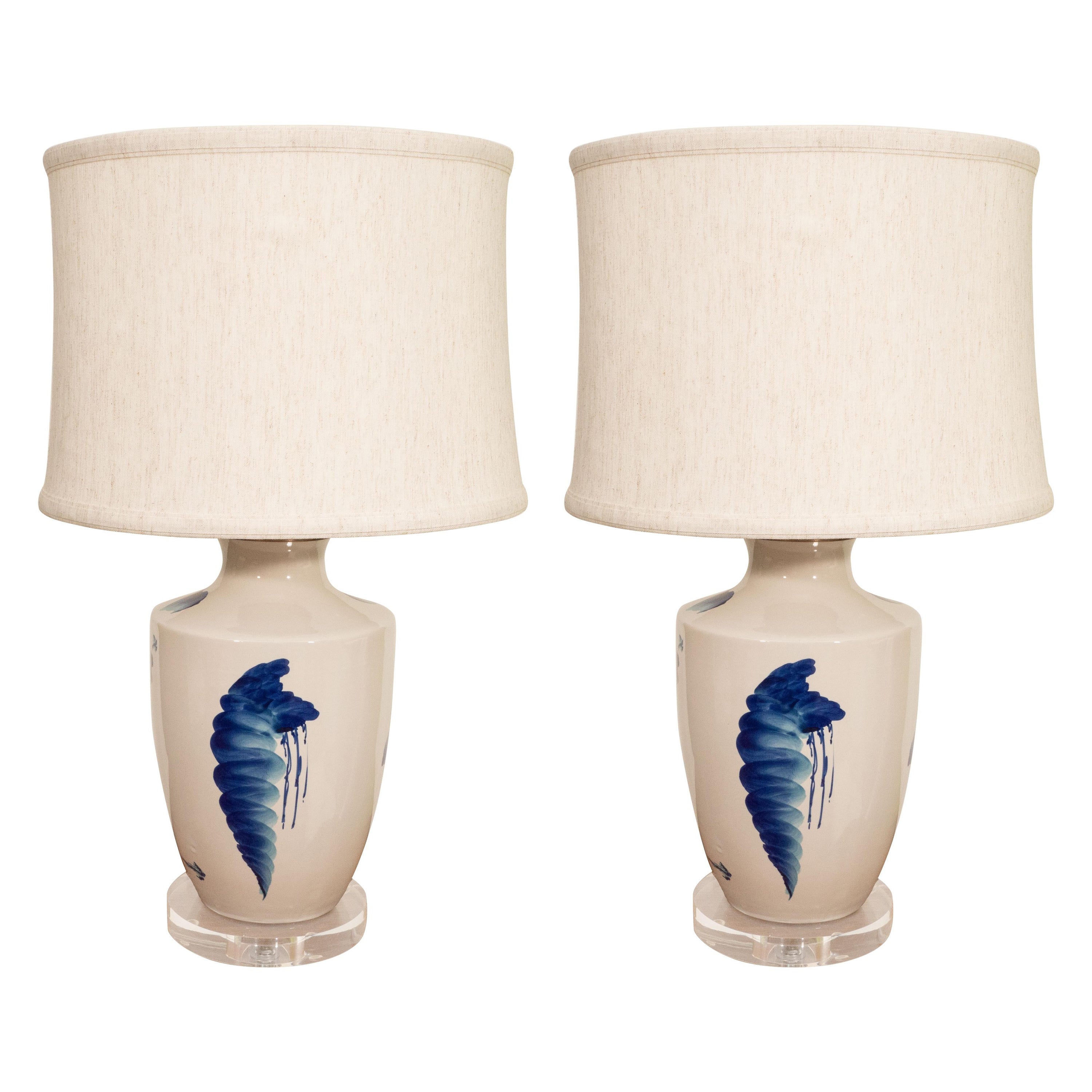 Coppia di lampade in ceramica bianche e blu in vendita