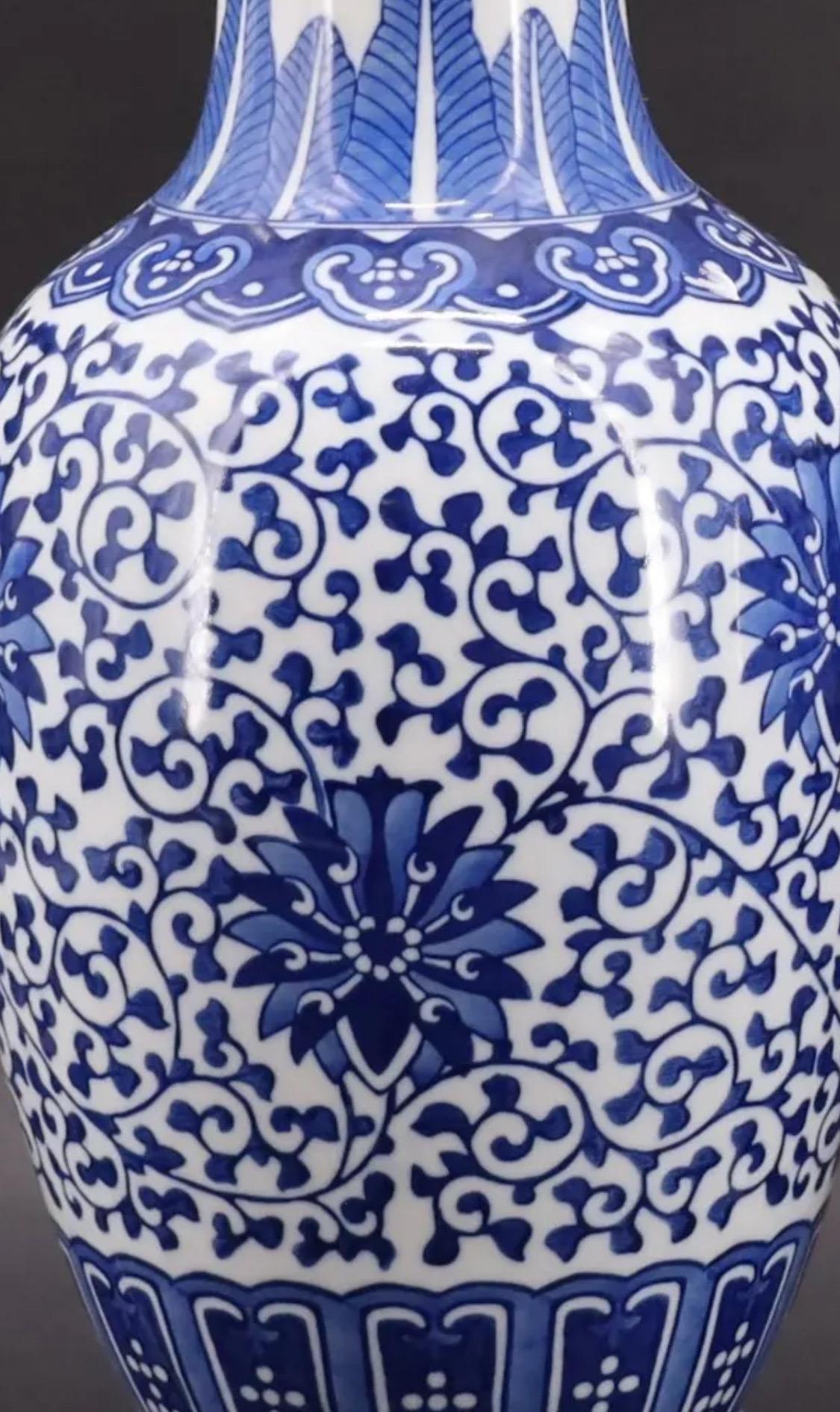 Magnifique paire de vases balustres en porcelaine chinoise, finement décorés dans le style traditionnel bleu et blanc. Datant du XXe siècle, cette production reflète le goût du passé, rappelant l'élégance et le raffinement de la porcelaine