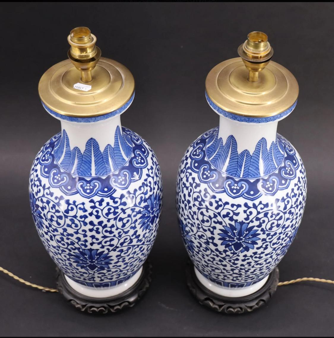 Qing Paire de lampes vases balustres en porcelaine chinoise bleu et blanc en vente