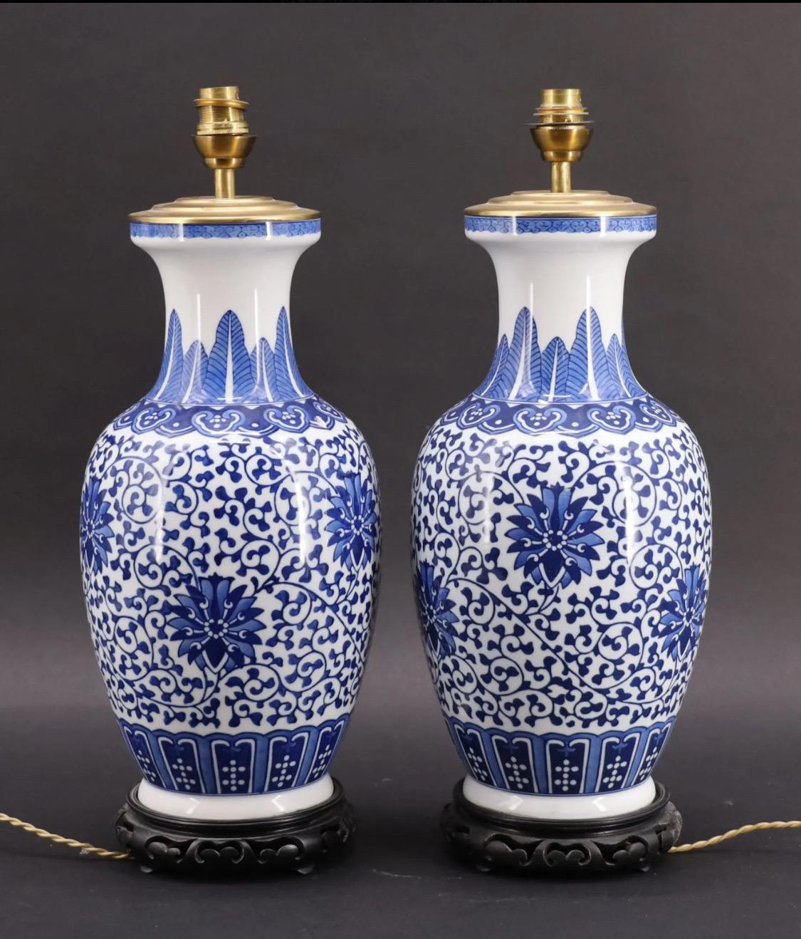 Chinois Paire de lampes vases balustres en porcelaine chinoise bleu et blanc en vente
