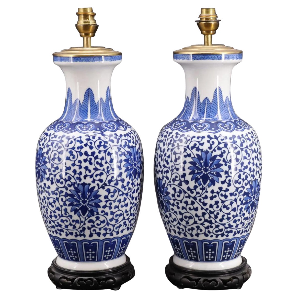 Paire de lampes vases balustres en porcelaine chinoise bleu et blanc en vente