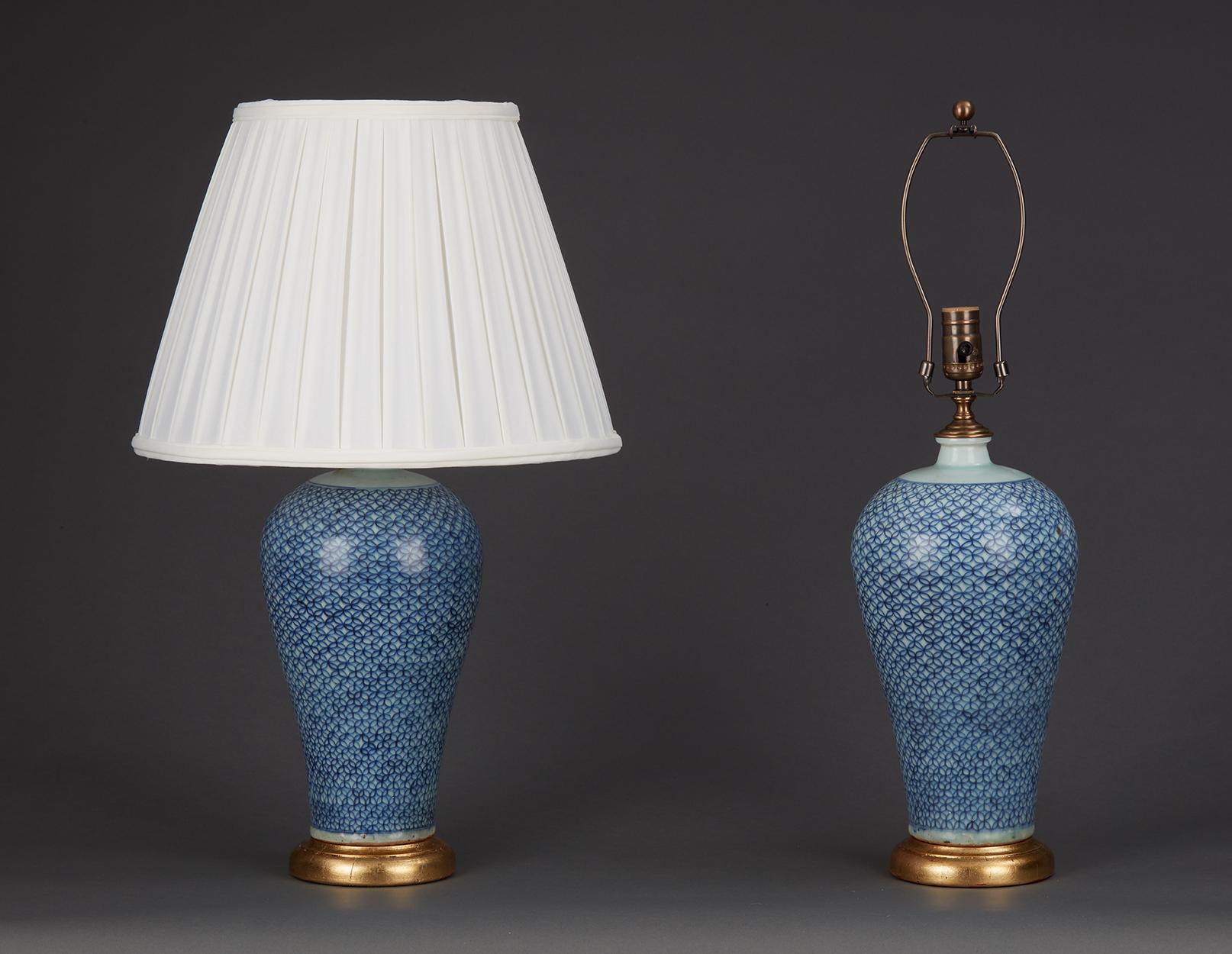Paire de lampes chinoises en porcelaine bleue et blanche à motif géométrique. Bases dorées.  20ème siècle.
7.5