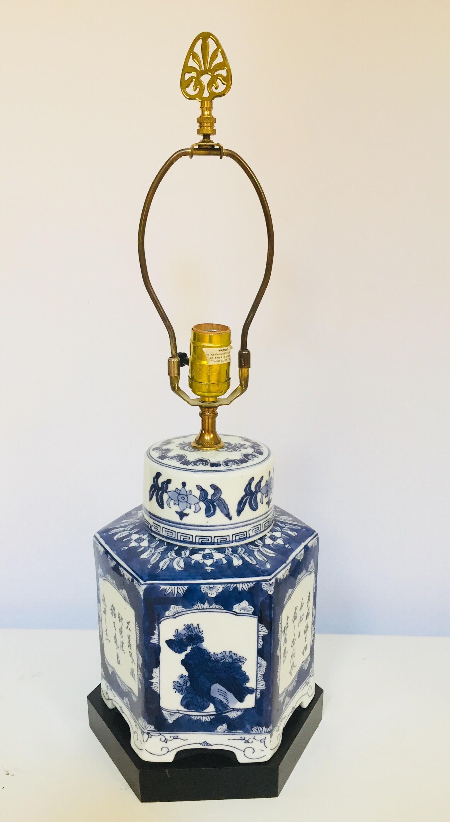 Paire de lampes de bureau boîtes à thé en porcelaine chinoise bleue et blanche en vente 3