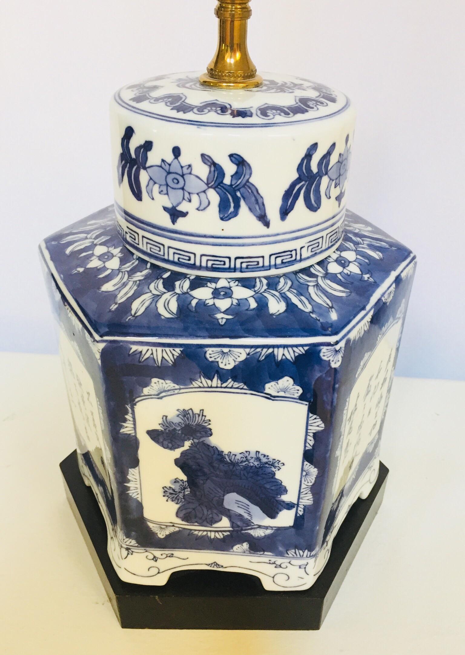 Paire de lampes de bureau boîtes à thé en porcelaine chinoise bleue et blanche en vente 6