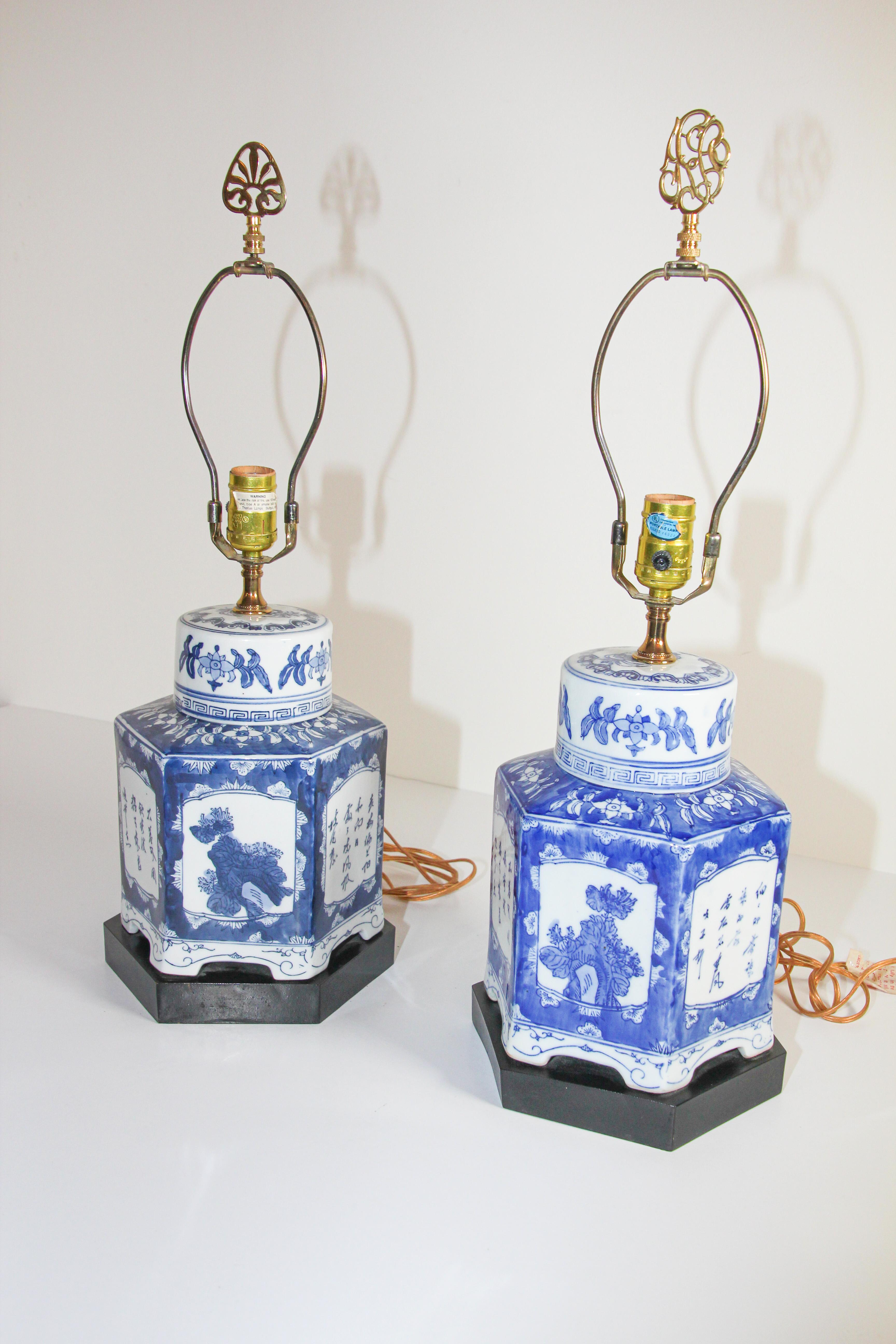 Pair of Blue and White Chinese Porcelain Tea Canisters Table Lamps For Sale 12