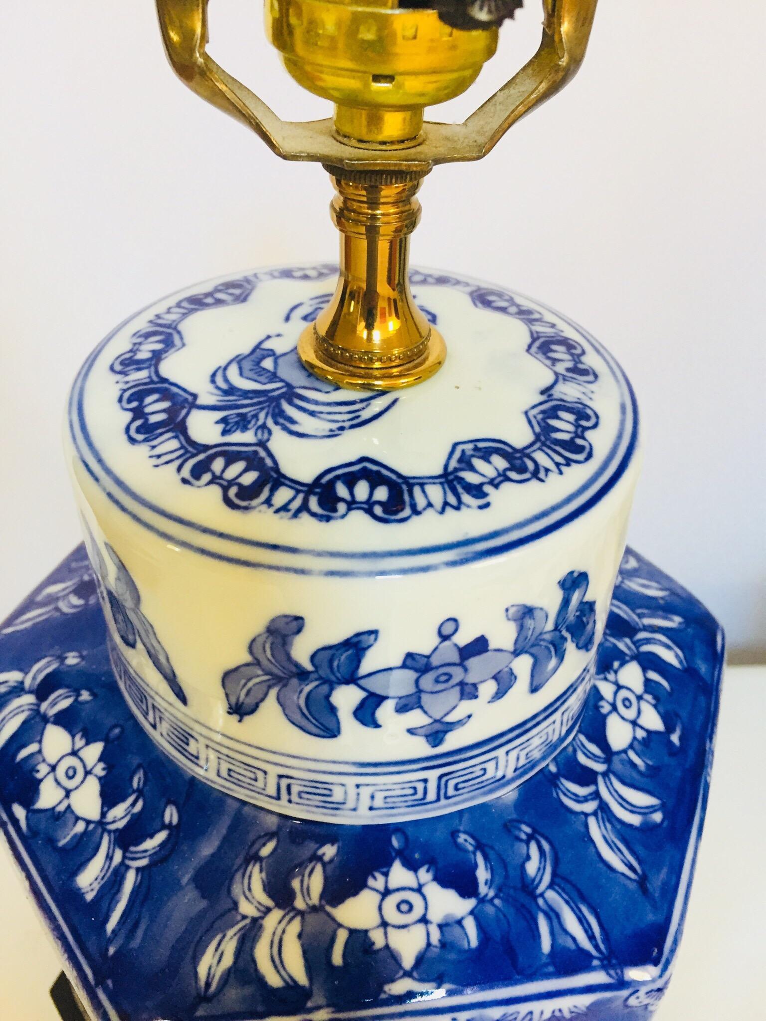 Hand-Painted Pair of Blue and White Chinese Porcelain Tea Canisters Table Lamps For Sale