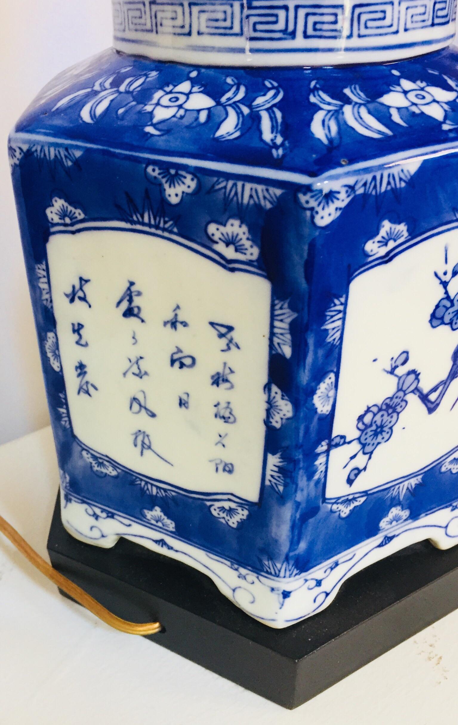 Paar blau-weiße chinesische Porzellan-Teekanne/Tischlampen aus Porzellan (20. Jahrhundert) im Angebot