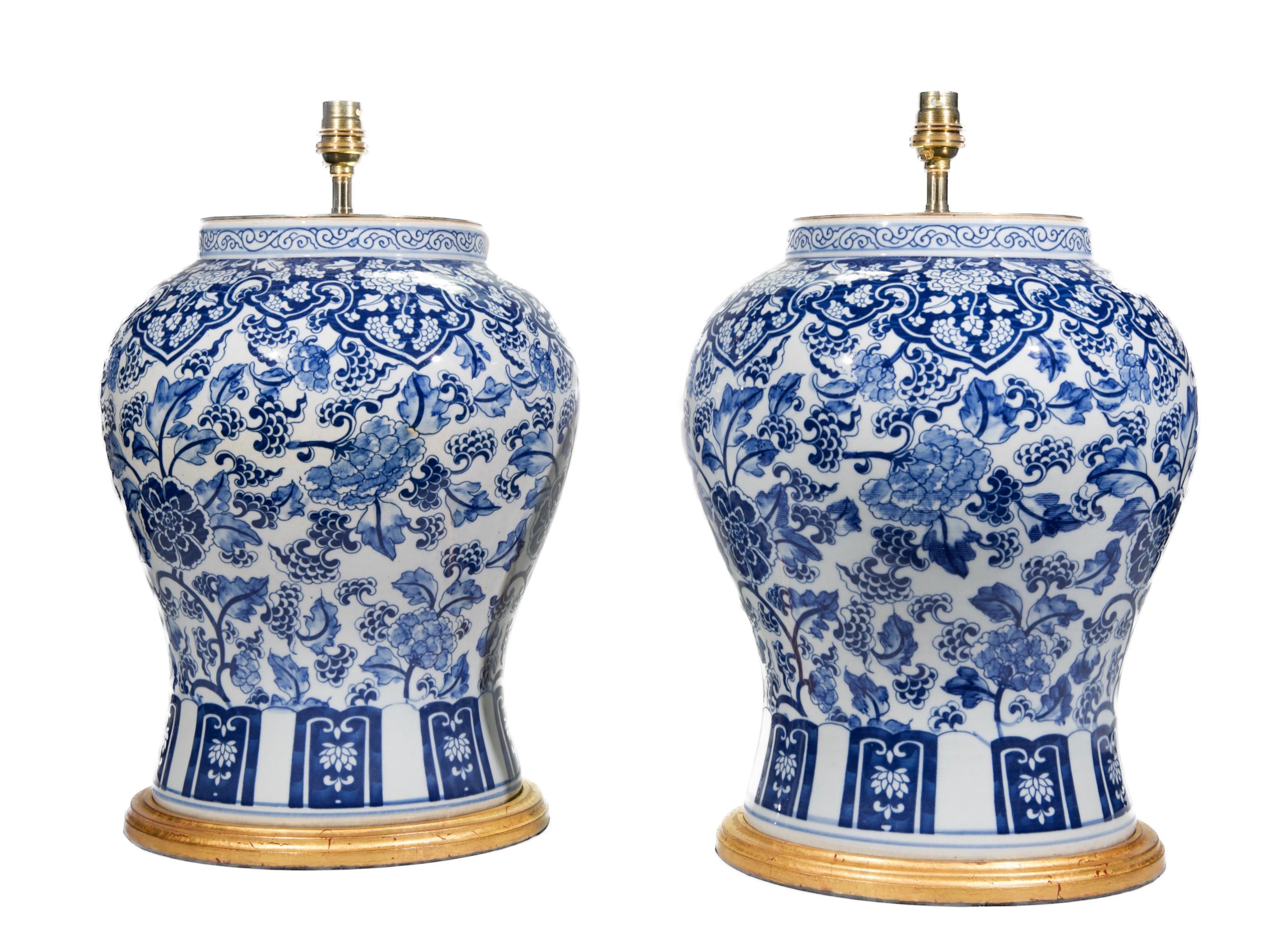 Fino par de jarrones templo azules y blancos, decorados en toda su superficie a la manera Kangxi con estilizada decoración floral y foliada en tonos azules sobre fondo blanco, montados ahora como lámparas con bases doradas a mano.

Altura de los